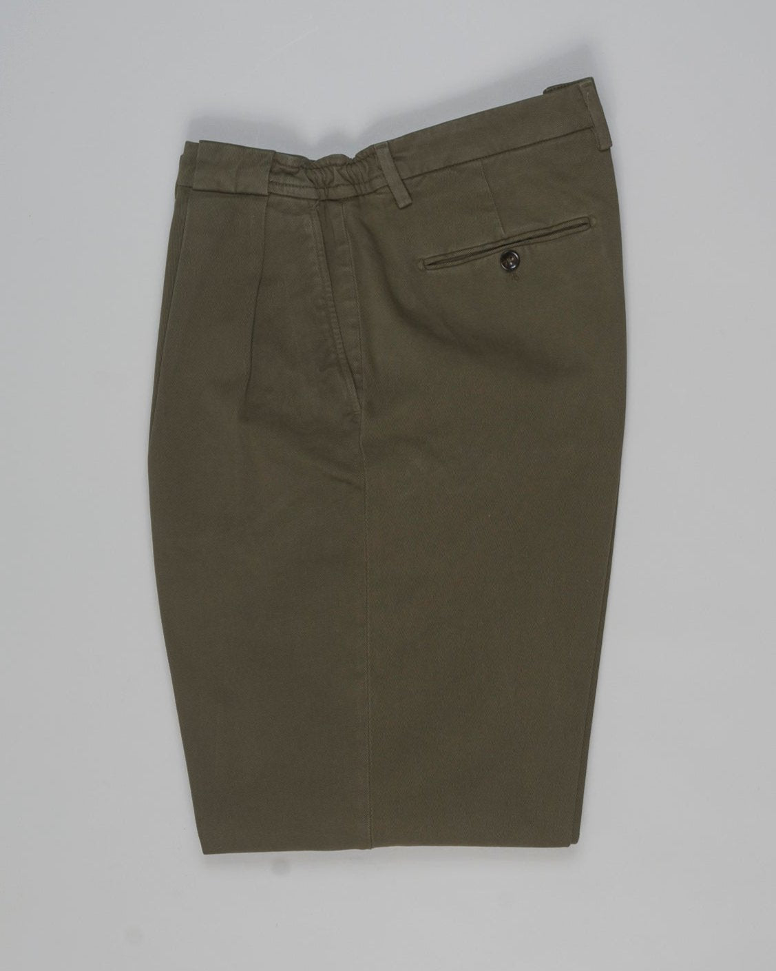Article: 424180
Color: Army Green / 62
Composition: 98% Cotton 2% Elastan
Pleated front
Slanted side pockets
Beltloops
Beautiful color and broken in look and feel achieved by Garment dying process
Made in Naples, Italy Briglia Portobello Cotton Trousers / Army Green