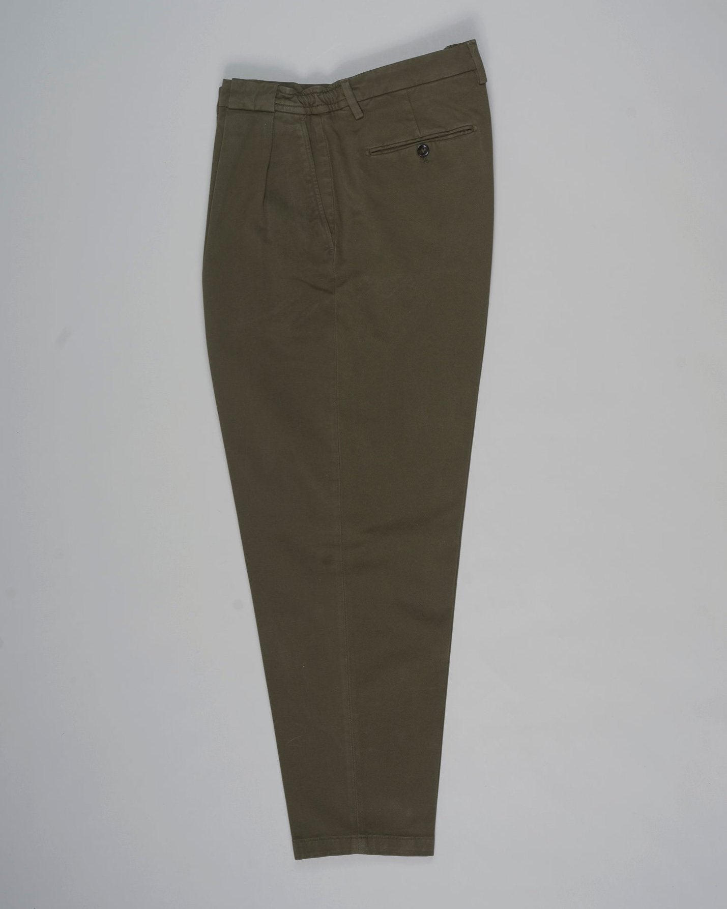 Article: 424180
Color: Army Green / 62
Composition: 98% Cotton 2% Elastan
Pleated front
Slanted side pockets
Beltloops
Beautiful color and broken in look and feel achieved by Garment dying process
Made in Naples, Italy Briglia Portobello Cotton Trousers / Army Green