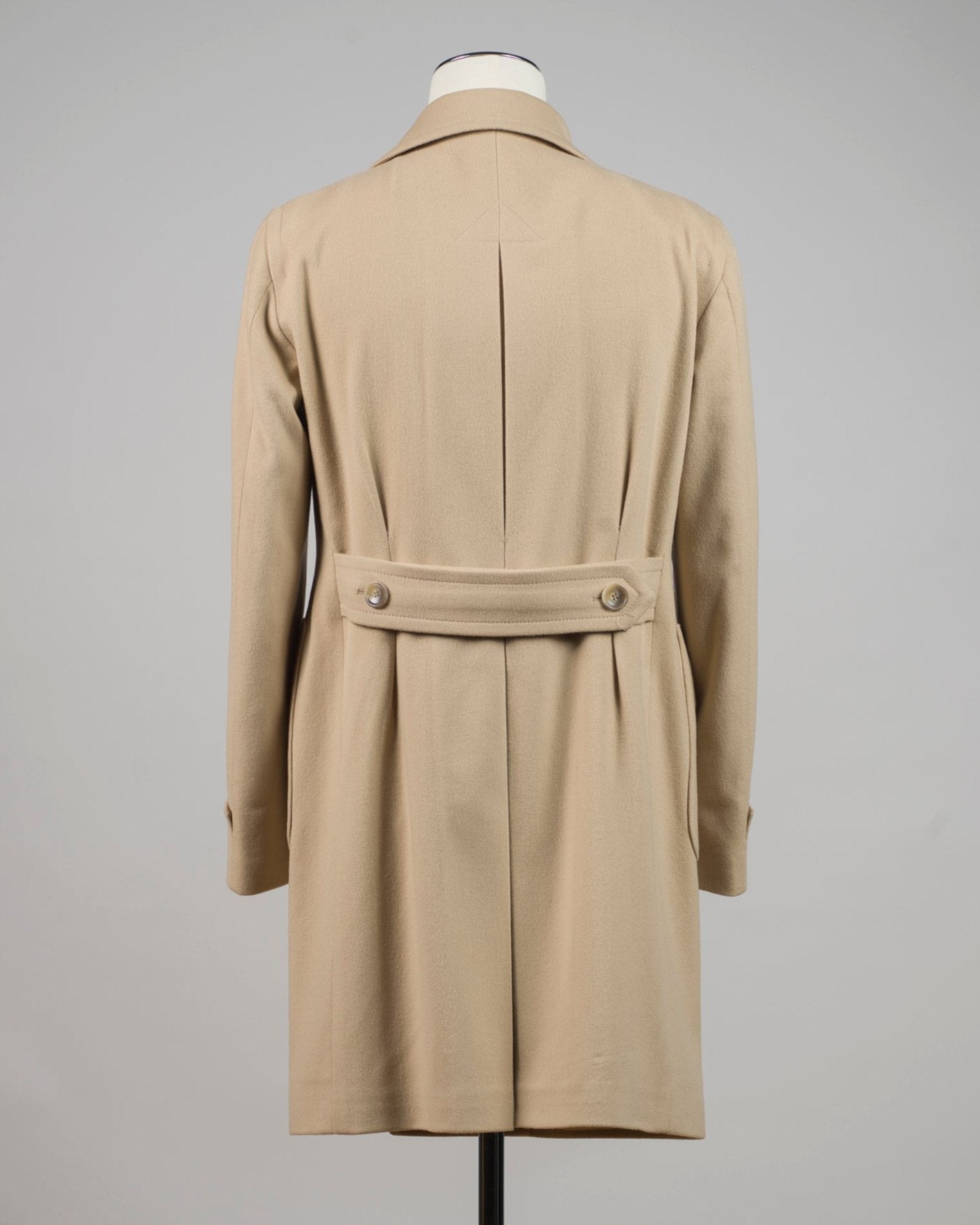 Model: Carlo/Z
Fully Lined
Unconstructed shoulder
Color: EA805 / Light Camel
Composition: 90% Virgin Wool 10% Cashmere
Made in Martina France, Italy Tagliatore Double-Breasted Wool & Cashmere Overcoat / Light Camel