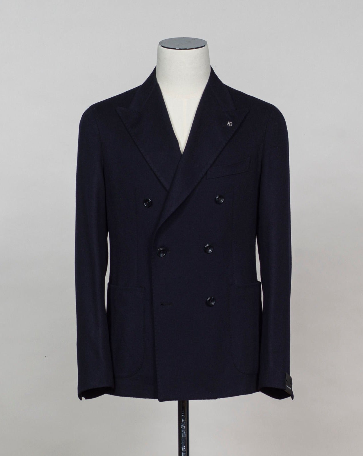Model: 1SMC20K Tagliatore DB Wool & Cashmere Jacket / Navy Double breasted Art. 500018 U Unlined Unconstructed shoulder Composition: 94% Virgin Wool 6% Cashmere Color: B1073 / Navy Made in Martina Franca, ItalY