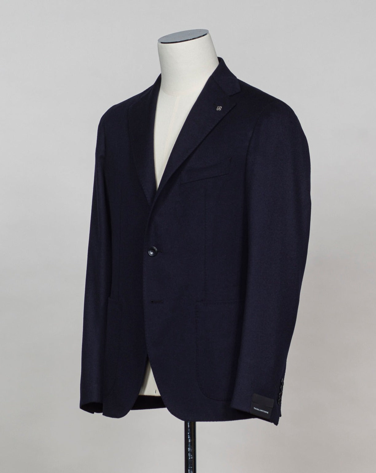 Model: 1SMC22K Tagliatore Wool & Cashmere Jacket / Navy Art. 500018 U Unlined Unconstructed shoulder Composition: 94% Virgin Wool 6% Cashmere Color: B1073 / Navy Made in Martina Franca, Italy