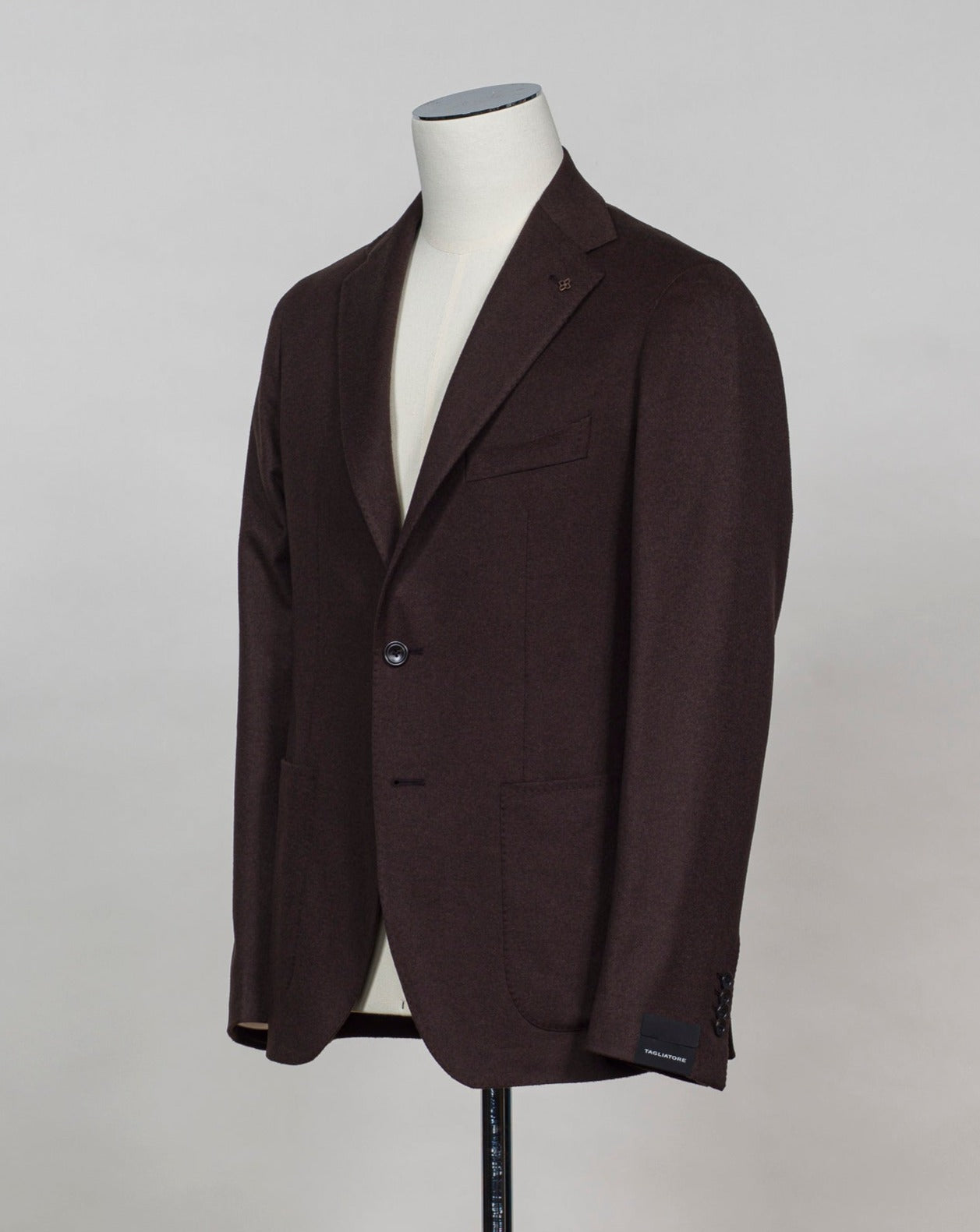 Model: 1SMC22K Tagliatore Wool & Cashmere Jacket / Dark Brown Art. 500018 U Unlined Unconstructed shoulder Composition: 94% Virgin Wool 6% Cashmere Color: M3203 / Dark Brown Made in Martina Franca, Italy
