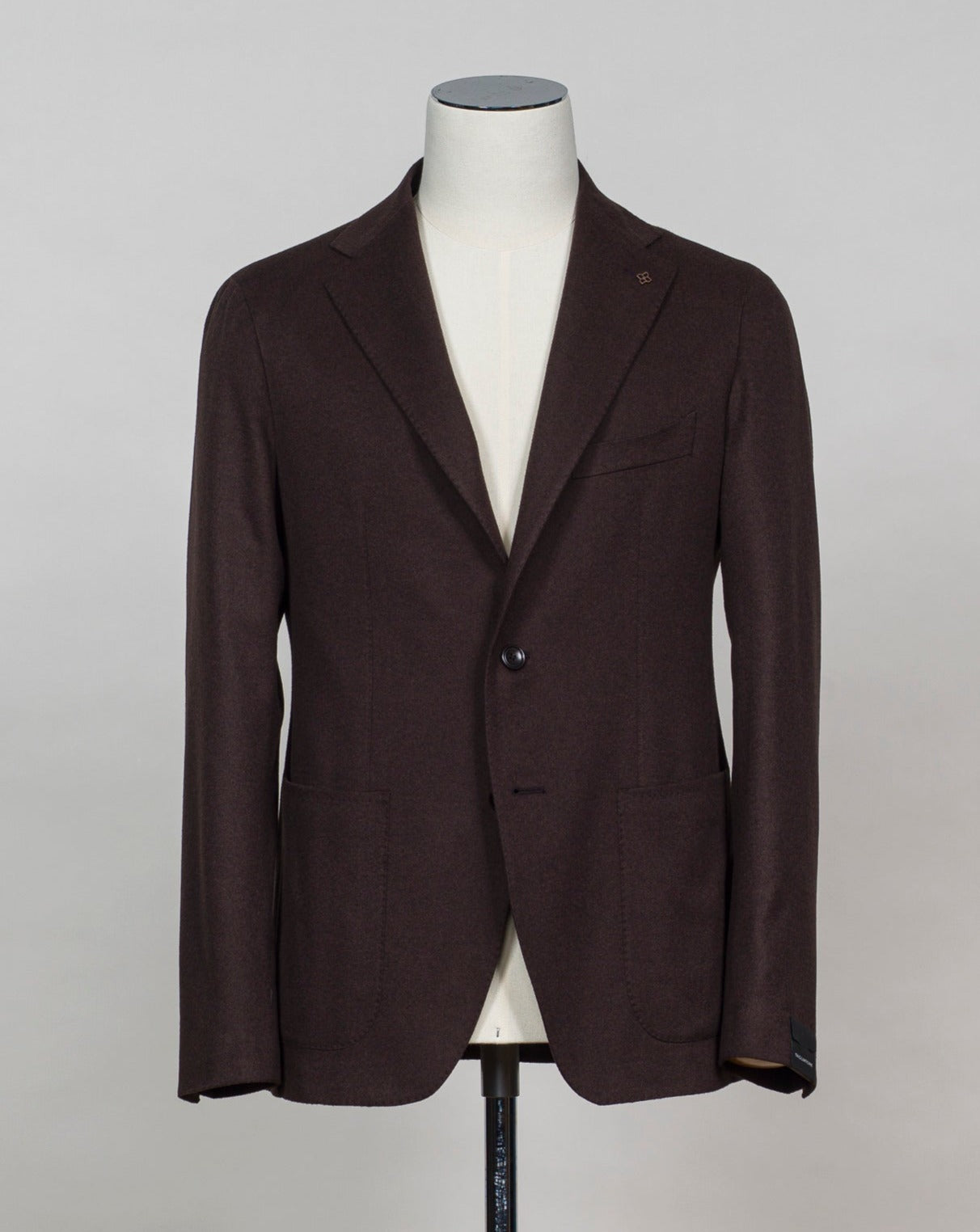 Model: 1SMC22K Tagliatore Wool & Cashmere Jacket / Dark Brown Art. 500018 U Unlined Unconstructed shoulder Composition: 94% Virgin Wool 6% Cashmere Color: M3203 / Dark Brown Made in Martina Franca, Italy