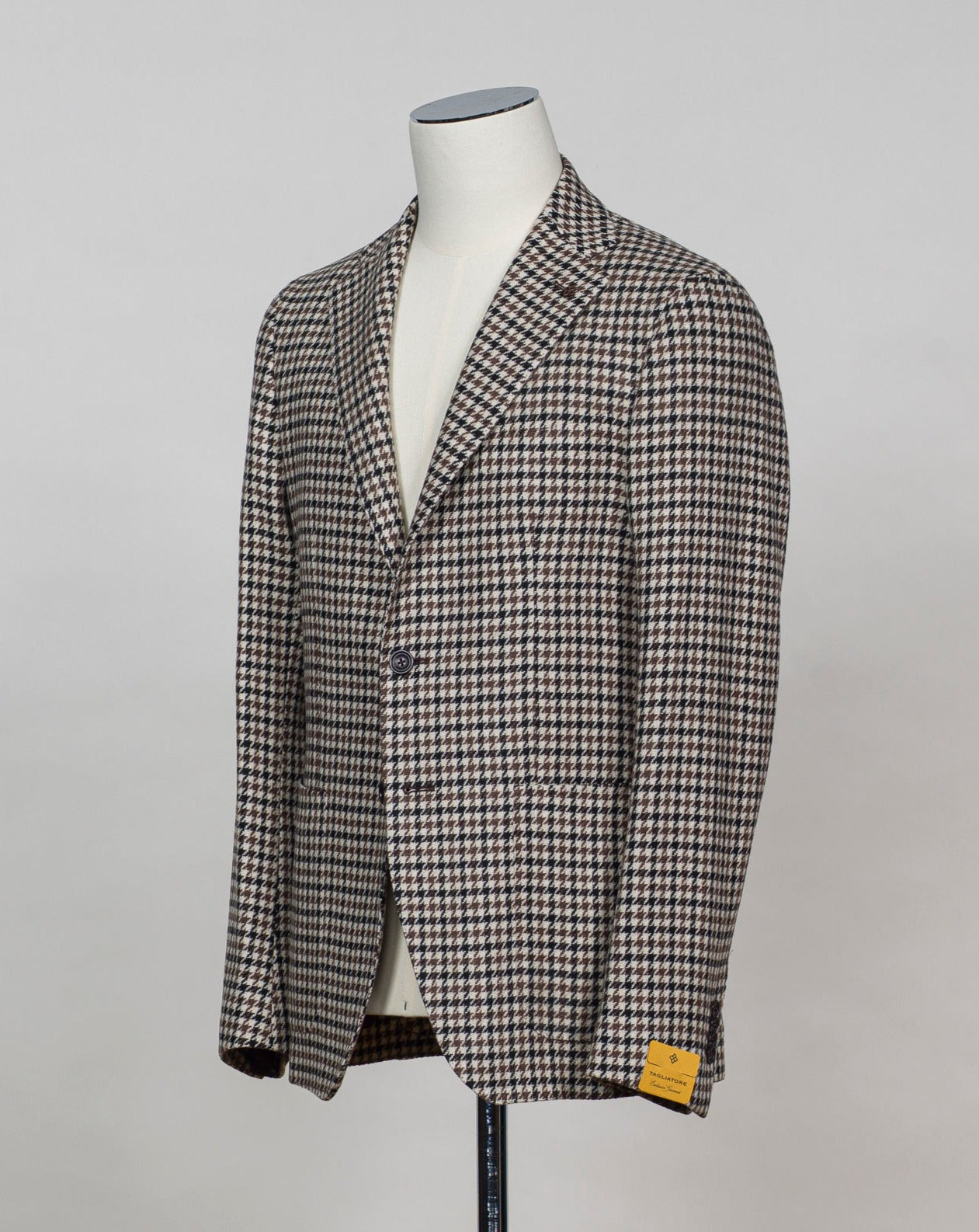 Fabric Exclusive for Tagliatore Tagliatore Checked Wool Mix Jacket / Brown Unlined Unconstructed shoulder Mod. 1SMC22K Art. 340178 Q Composition: 80% wo 20% Pl Made in Martina Franca, Italy