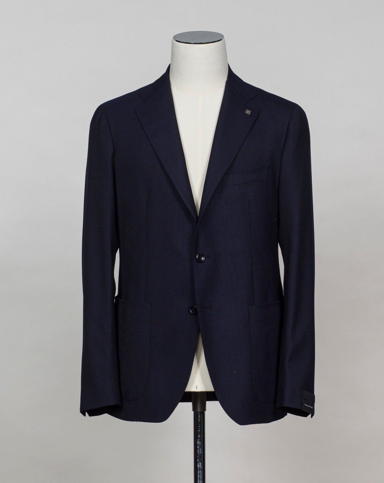 Model: 1SMC22K Tagliatore Super 110's Wool Stretch Jacket / Navy Art. 180032 U Unlined Unconstructed shoulder Composition: 99% Virgin wool super 110's 1% Elastan stretch Color: B1049 / Navy Made in Martina Franca, Italy