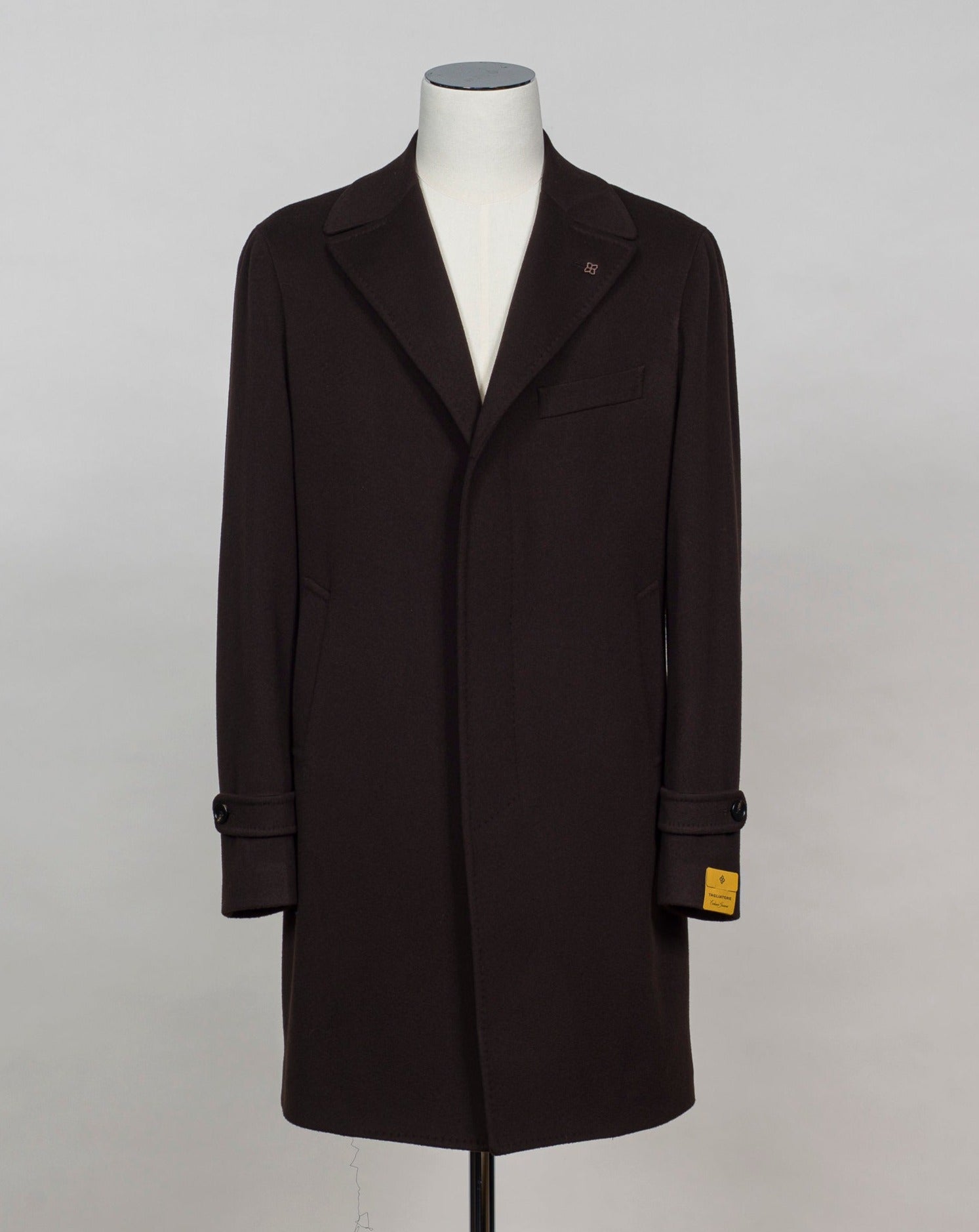 Model: Thomas Tagliatore Single Breasted Overcoat / Dark Brown Unlined Unconstructed shoulder 1 center back vent Col. EM891 / Dark Brown 90% wool 10% cashmere, Exclusive fro Tagliatore Made in Martina France, Italy