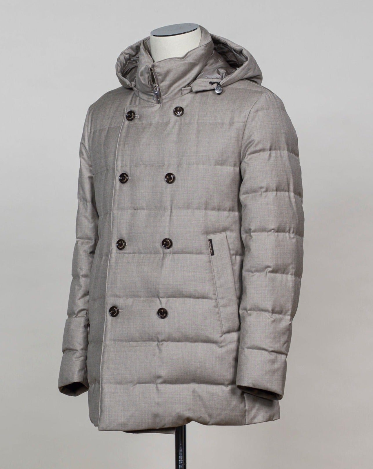 REDA wool Mod F05MUCX745 Art. 106 Col. 24 Champagne Montecore DB Down Parka / Champagne100% REDA Super 120´s wool Detachable hood Two handwarming pockets Two generous inside pockets with zip Lining 1: 95% Polyestre 5% Polyurethane Lining 2: 100% Polyamide Filing 90% Down 10% Feather Mod F05MUCX745 Art. 106 Col. 24 Champagne Montecore DB Down Parka / Champagne