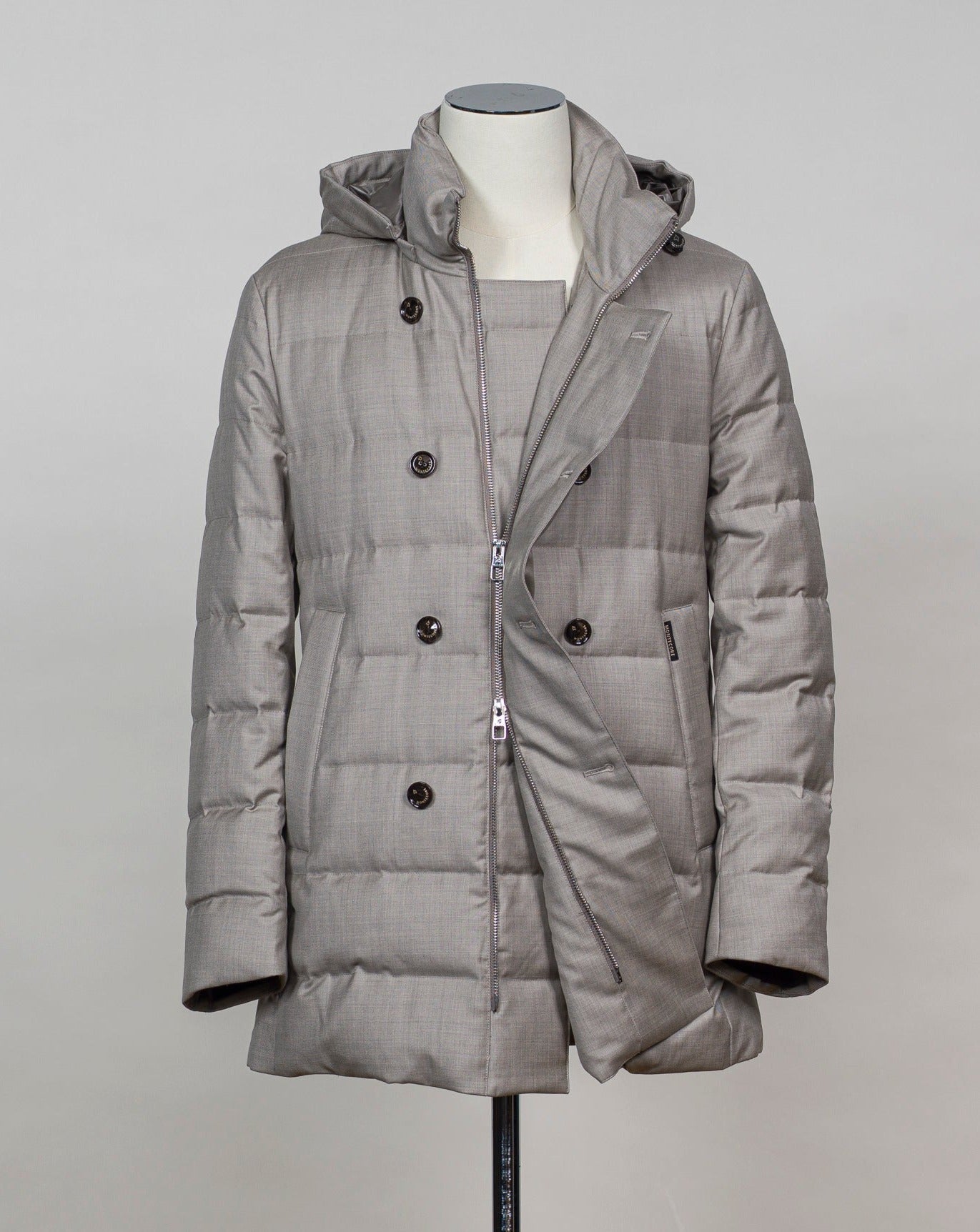 REDA wool Mod F05MUCX745 Art. 106 Col. 24 Champagne Montecore DB Down Parka / Champagne100% REDA Super 120´s wool Detachable hood Two handwarming pockets Two generous inside pockets with zip Lining 1: 95% Polyestre 5% Polyurethane Lining 2: 100% Polyamide Filing 90% Down 10% Feather Mod F05MUCX745 Art. 106 Col. 24 Champagne Montecore DB Down Parka / Champagne