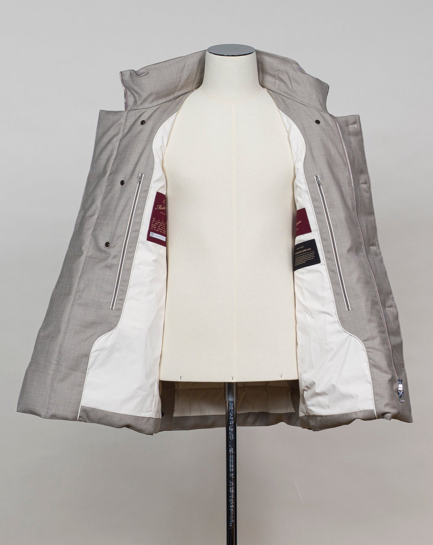 REDA wool Mod F05MUCX745 Art. 106 Col. 24 Champagne Montecore DB Down Parka / Champagne100% REDA Super 120´s wool Detachable hood Two handwarming pockets Two generous inside pockets with zip Lining 1: 95% Polyestre 5% Polyurethane Lining 2: 100% Polyamide Filing 90% Down 10% Feather Mod F05MUCX745 Art. 106 Col. 24 Champagne Montecore DB Down Parka / Champagne