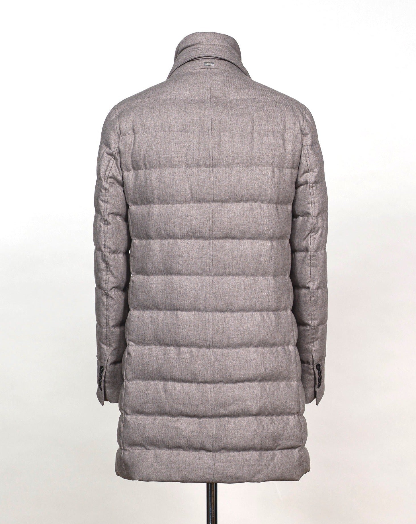 2 hand warming pockets 2 inside pocekts with zip Detachable inner collar (bib, aka wind breaker) Article: PI000906U - 33278 8600 Main fabric 70% Viscose 30% wool Filling 80% Down 20% Waterfowl Feathers Color: 8600 Fango Herno Norfolk Down Coat / Fango