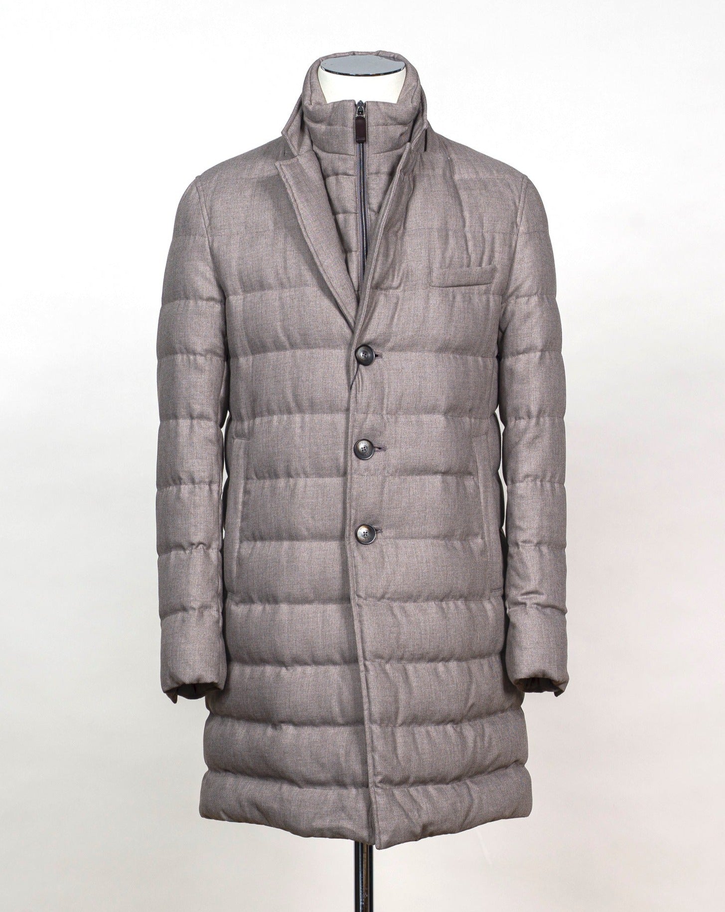 2 hand warming pockets 2 inside pocekts with zip Detachable inner collar (bib, aka wind breaker) Article: PI000906U - 33278 8600 Main fabric 70% Viscose 30% wool Filling 80% Down 20% Waterfowl Feathers Color: 8600 Fango Herno Norfolk Down Coat / Fango