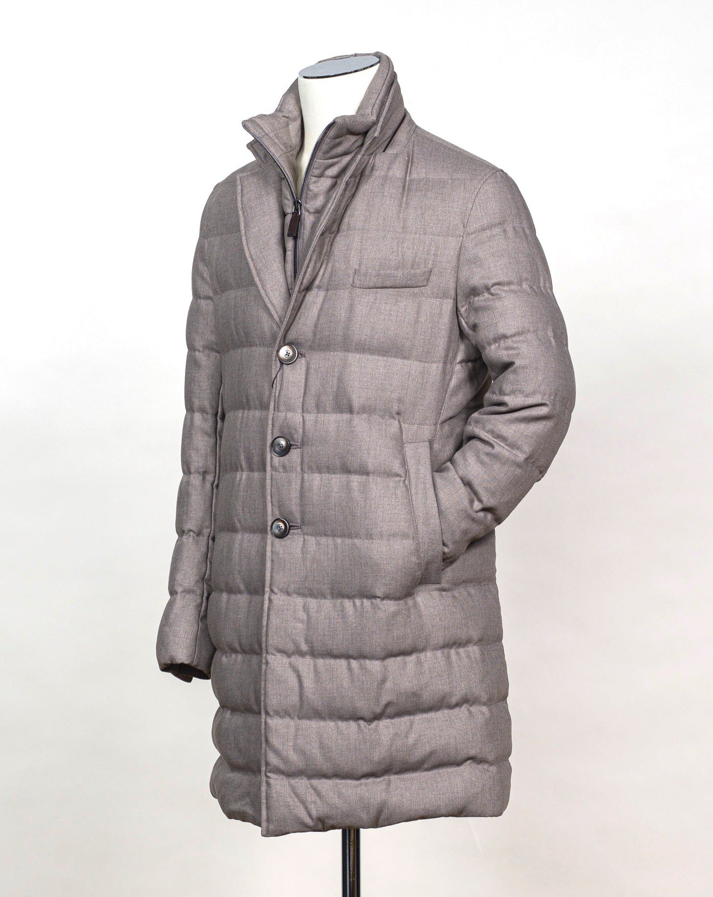 2 hand warming pockets 2 inside pocekts with zip Detachable inner collar (bib, aka wind breaker) Article: PI000906U - 33278 8600 Main fabric 70% Viscose 30% wool Filling 80% Down 20% Waterfowl Feathers Color: 8600 Fango Herno Norfolk Down Coat / Fango