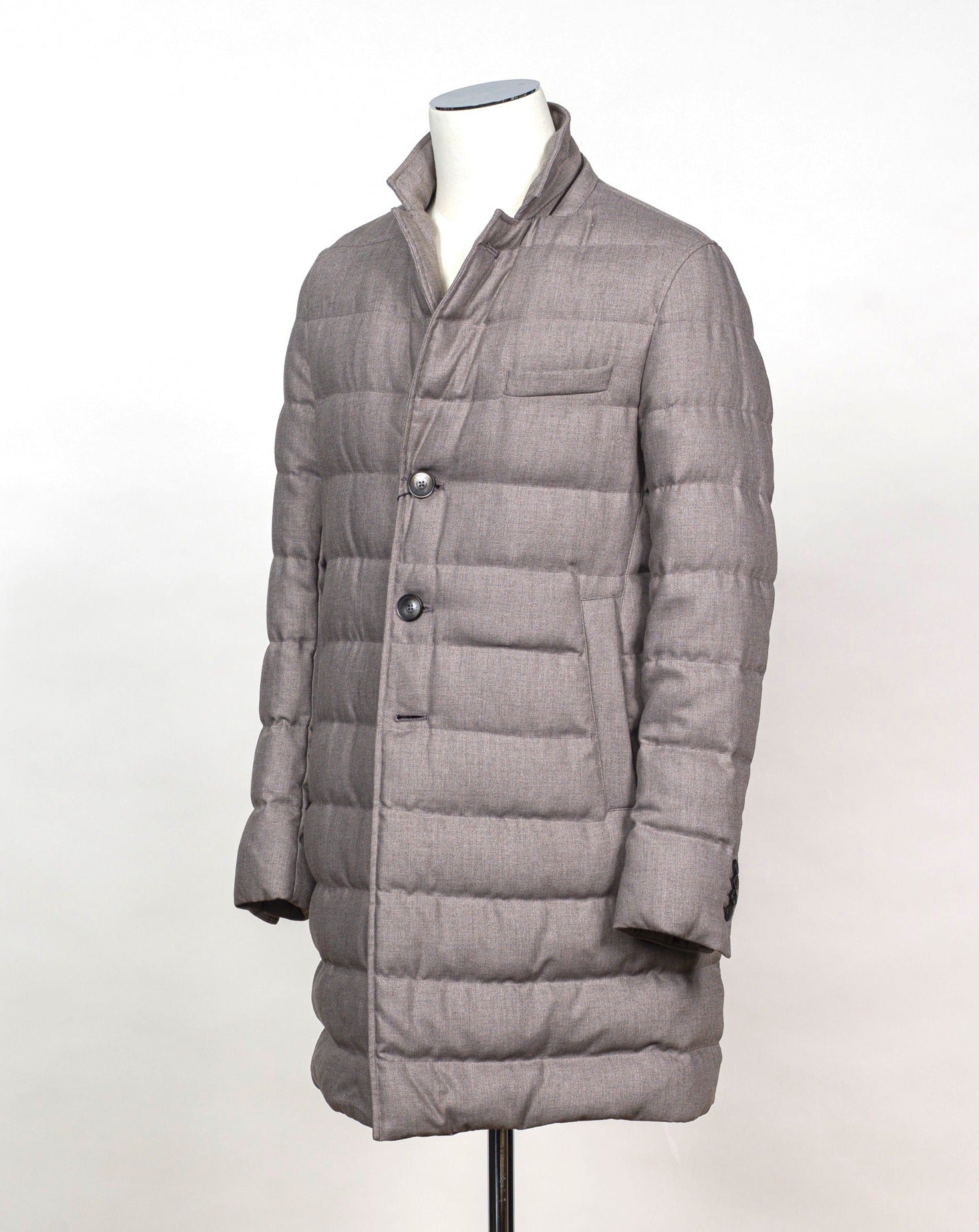 2 hand warming pockets 2 inside pocekts with zip Detachable inner collar (bib, aka wind breaker) Article: PI000906U - 33278 8600 Main fabric 70% Viscose 30% wool Filling 80% Down 20% Waterfowl Feathers Color: 8600 Fango Herno Norfolk Down Coat / Fango