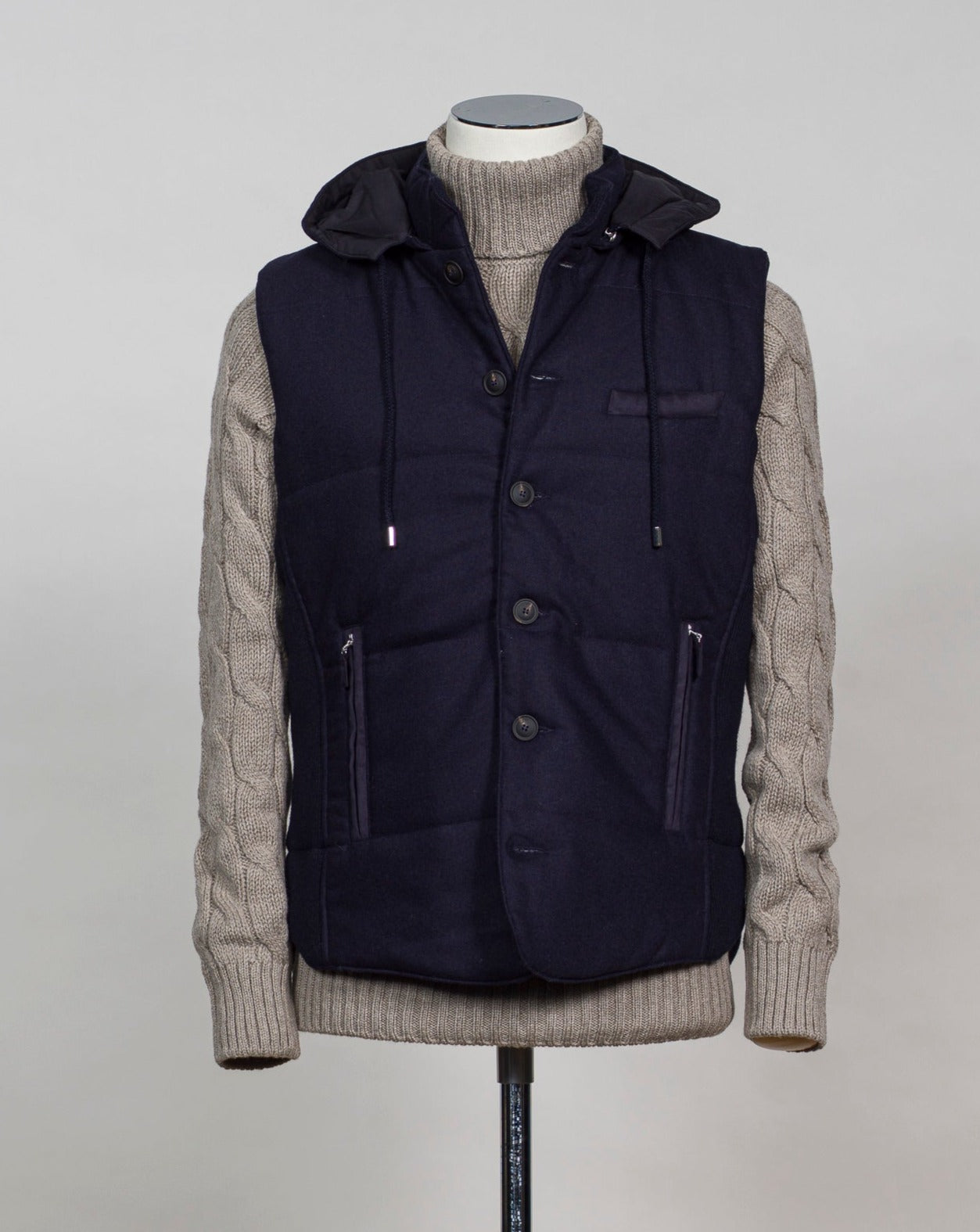 Gran Sasso hooded flannel waistcoat. Part of the iconic and always elegant Gran Sasso Sartorial line. Wool and Alcantara Detachable hood (zip) Zippered side pockets Art. 23192/51303 Col.598 / Navy Made in Italy