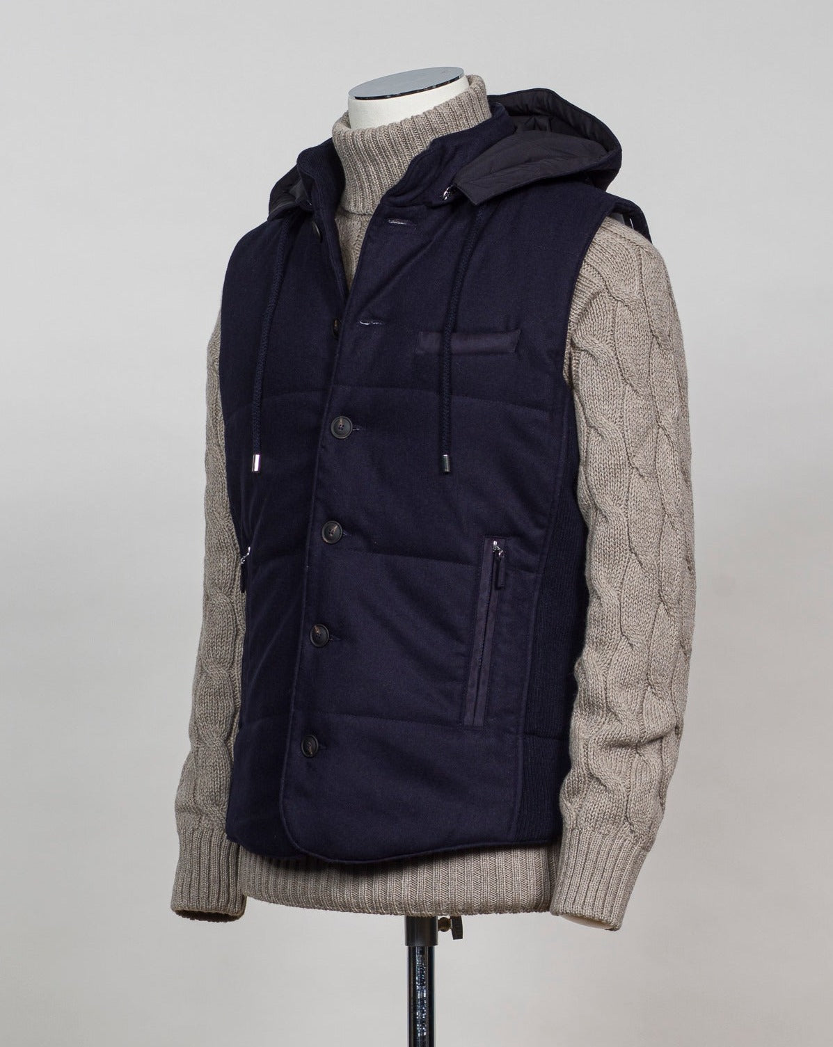 Gran Sasso hooded flannel waistcoat. Part of the iconic and always elegant Gran Sasso Sartorial line. Wool and Alcantara Detachable hood (zip) Zippered side pockets Art. 23192/51303 Col.598 / Navy Made in Italy