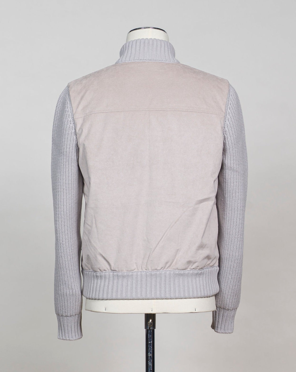 Article: 13163/19652 Color: 049 / Light Beige Composition: 80% Virgin wool 10% Cashmere 10% Viscose Alcantara: 79% Polyester 21% Polyurethan 100% polyester padding Made in Italy Gran Sasso Wool Alcantara Jacket / Light Beige