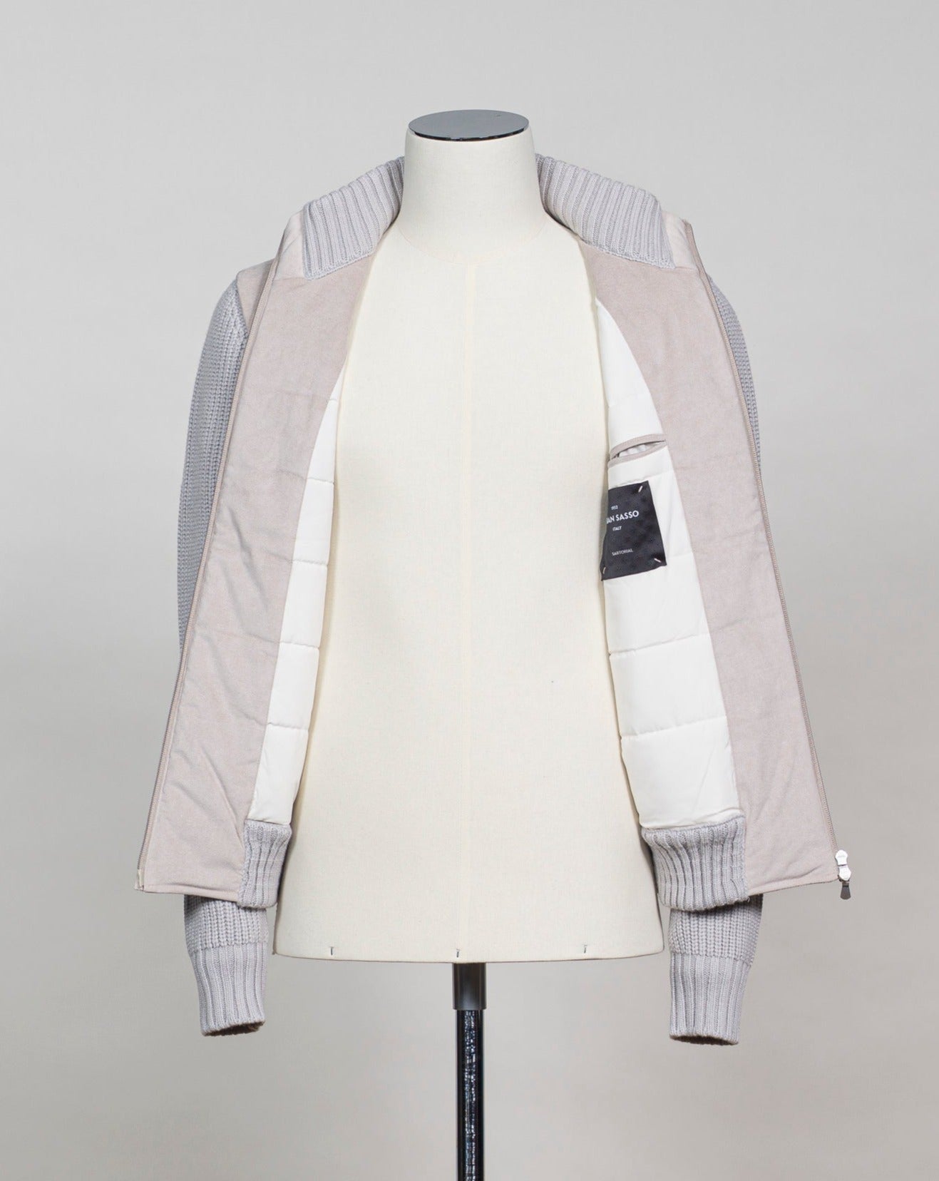 Article: 13163/19652 Color: 049 / Light Beige Composition: 80% Virgin wool 10% Cashmere 10% Viscose Alcantara: 79% Polyester 21% Polyurethan 100% polyester padding Made in Italy Gran Sasso Wool Alcantara Jacket / Light Beige