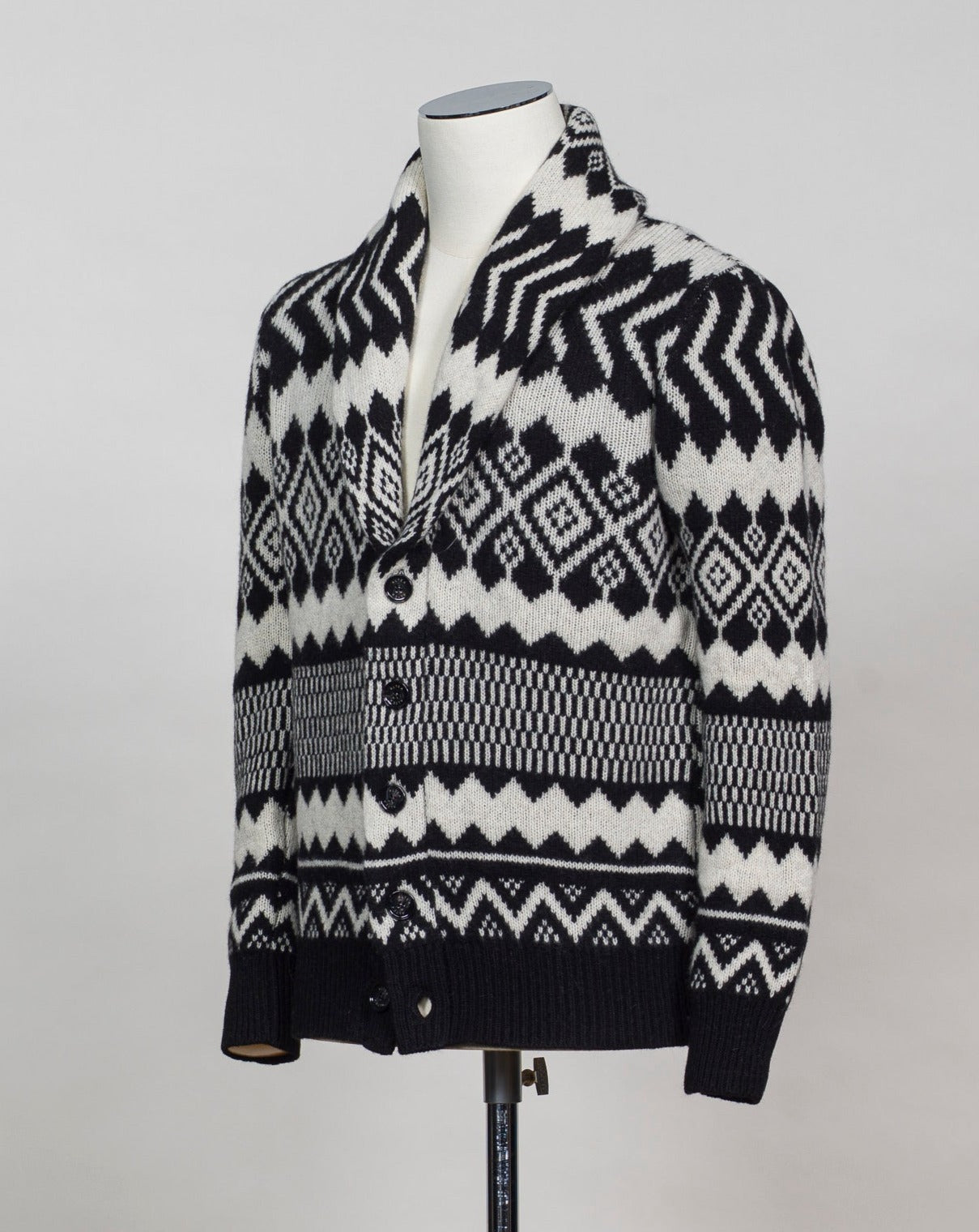 Article: 2361232 Color: 90 / Black & White Composition: 90% Virgin wool 10% Cashmere Made in Italy Altea Wool & Cashmere Cardigan / Black & White