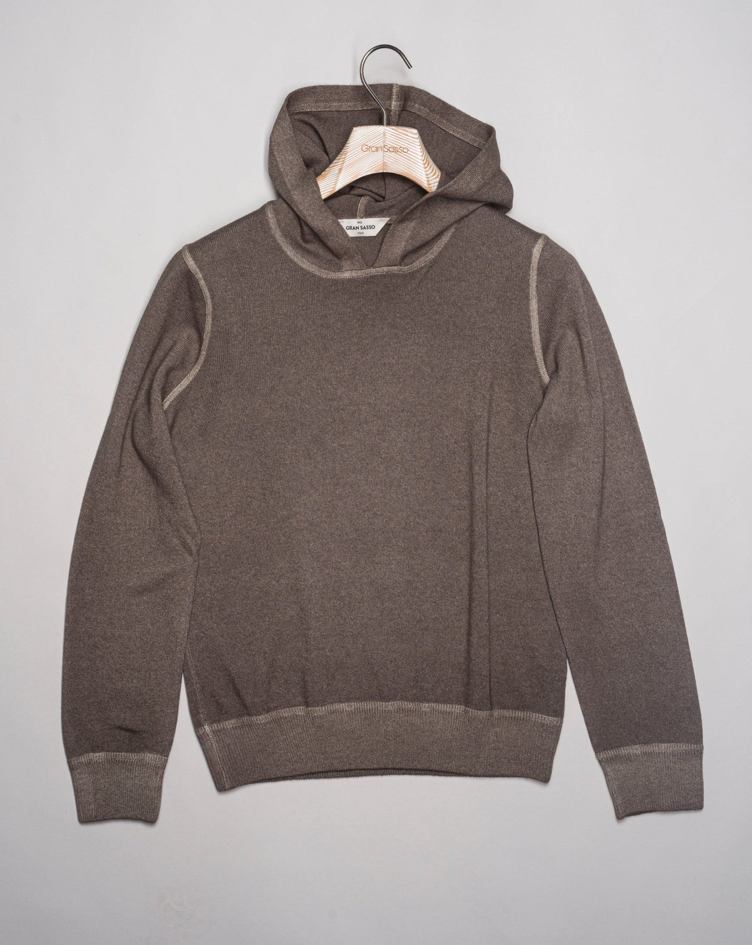Article: 58150 / 19538 Model: Pull Cappuccio Composition: 80% Virgin wool 10% Cashmere 10% Viscose Color: 012 / Taupe Made in Italy Gran Sasso Vintage Wool & Cashmere Hoodie / Taupe
