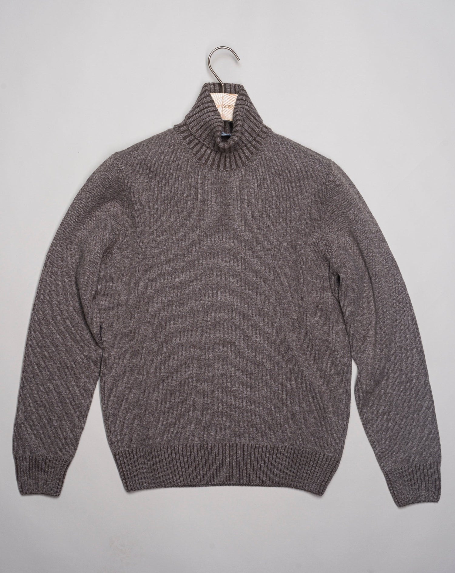 Art. 23115 19613 80% wo 10% ws 10% vi Col. 039 / Light Brown with Dark Brown contrast color Ribbed collar with contrast color Made in Italy Gran Sasso Wool & Cashmere Roll neck / Light Brown