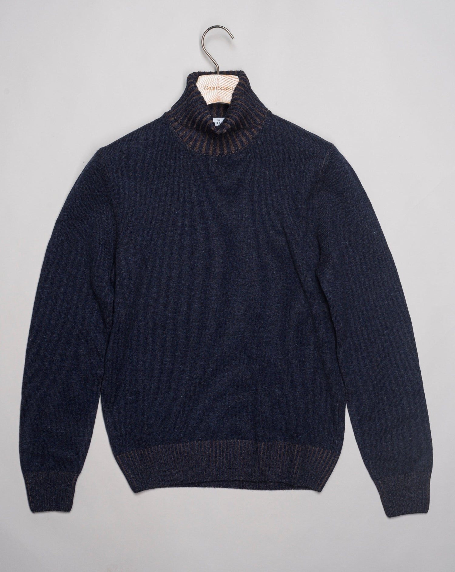 Art. 23115 19613 80% wo 10% ws 10% vi Col. 589 Blue with Dark Brown contrast color Ribbed collar with contrast color Made in Italy Gran Sasso Wool & Cashmere Roll Neck / Blue