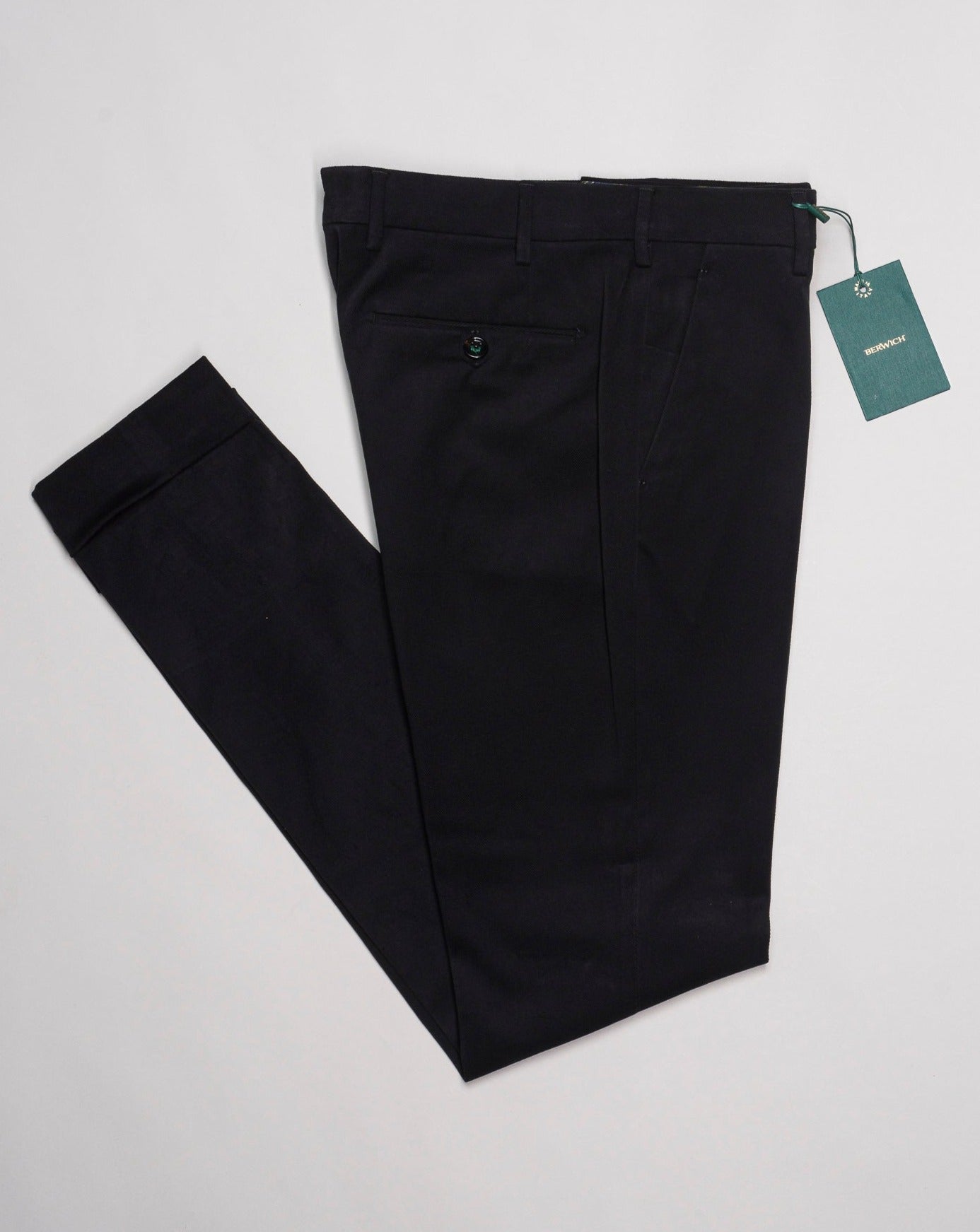 Morello slim fit chinos. A true corner stone of every man’s casual wardrobe. Combine with a smart blazer or a nice knit. Col. Black 5cm turn up 98% Cotton 2% Elastan Art. ts1620x Mod. Morello Made in Martina Franca, Italy
