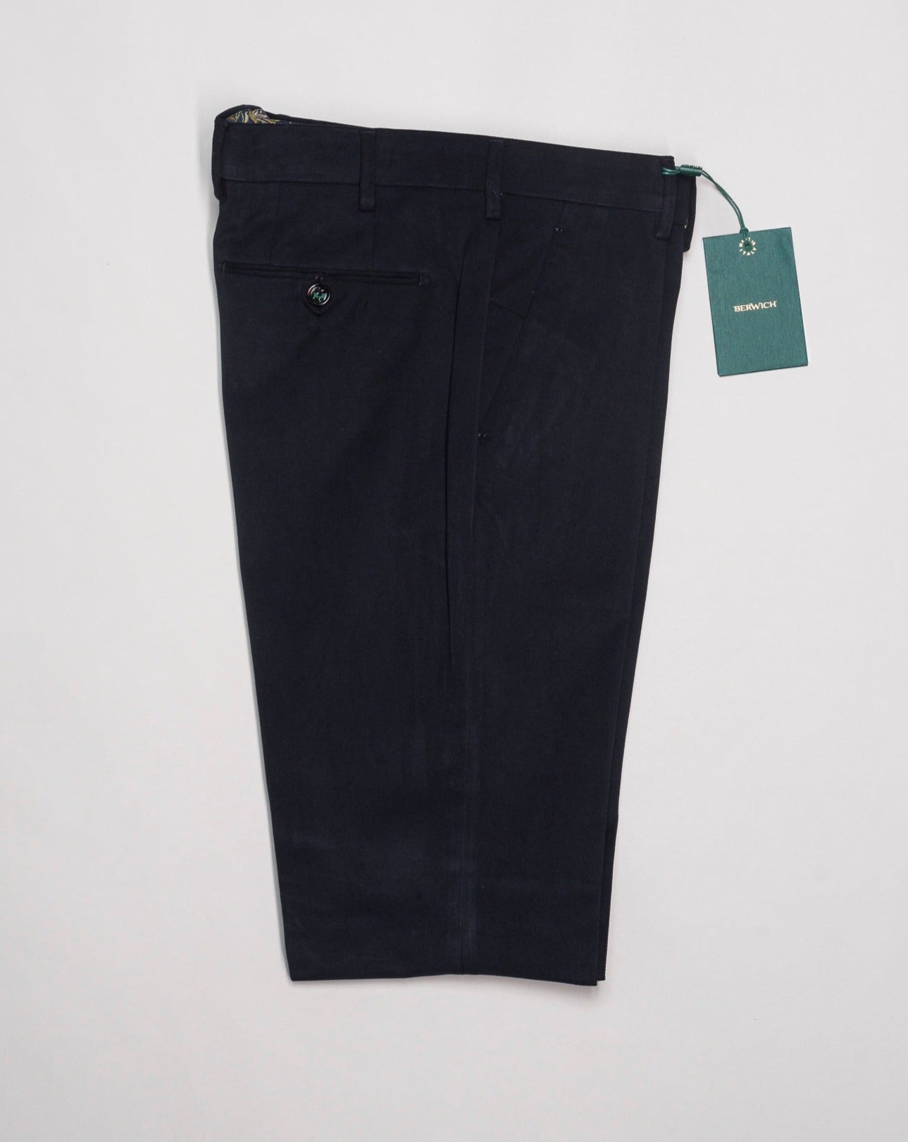 Morello slim fit chinos. A true corner stone of every man’s casual wardrobe. Combine with a smart blazer or a nice knit. Col. Navy 5cm turn up 98% Cotton 2% Elastan Art. ts1620x Mod. Morello Made in Martina Franca, Italy