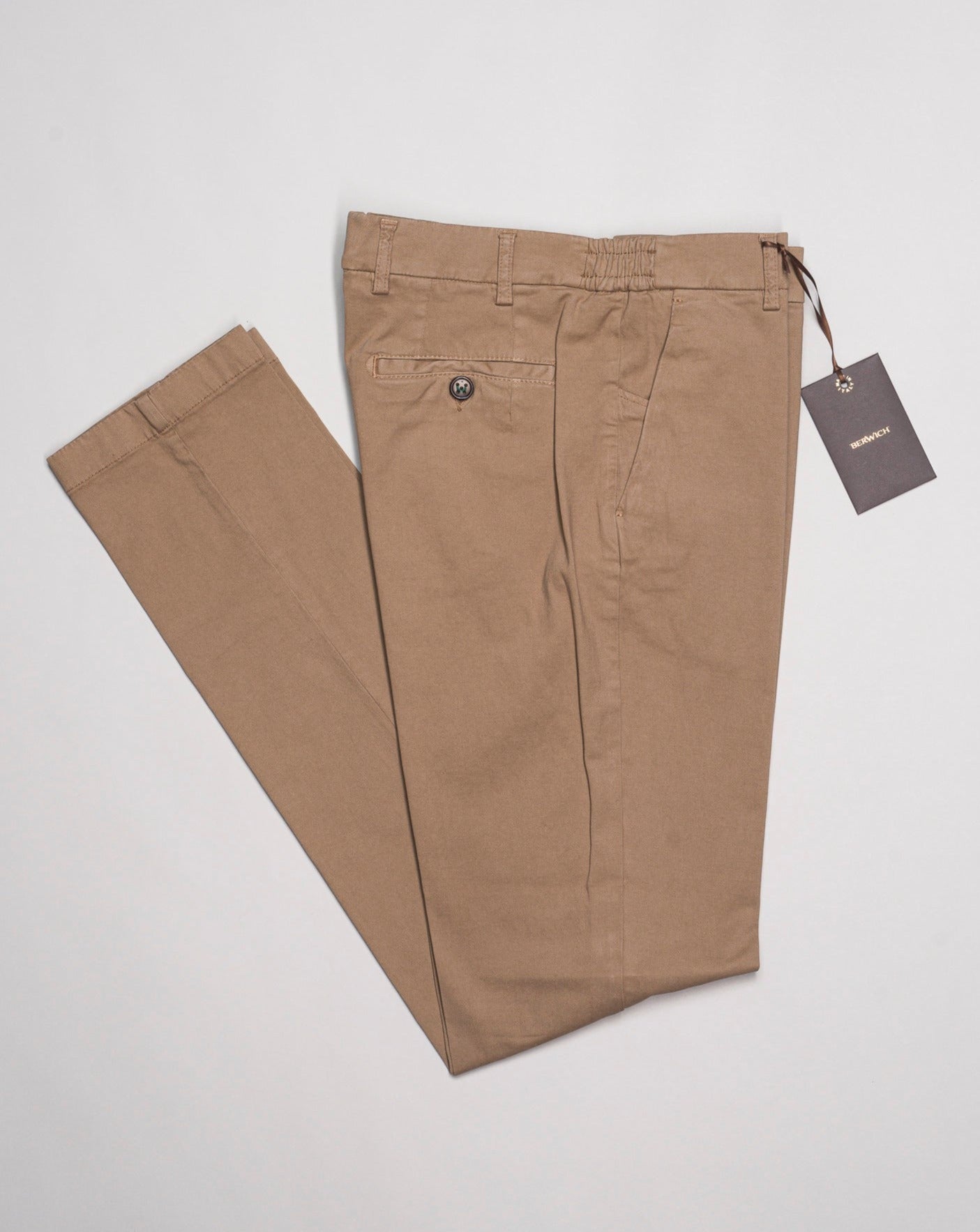 Model: Morello Elax-GD Article: pu0555x Elastic waist adjuster on both sides for comfort and superior fit Composition: 62% Cotton, Lyocell 33%, 5% Elastane Color: Noce Made in Martina Franca, Italy Berwich Morello Elax Garment Dyed Trousers / Noce