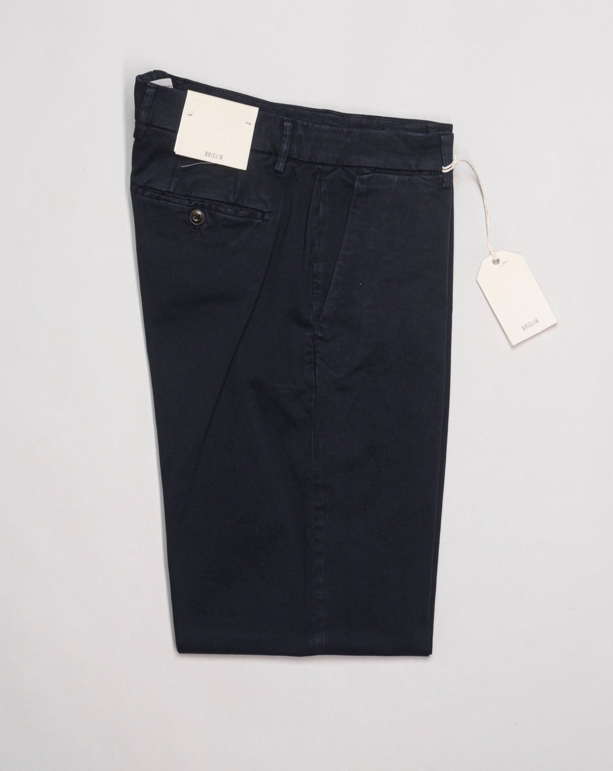 Article: 423008 Color: Navy / 11 Composition: 97% Cotton 3% Elastan Flat front Slanted side pockets Beltloops Beautiful color and broken in look and feel achieved by Garment dying process Made in Naples, Italy Regular fit Leg opening 19cm per half / Size 50
