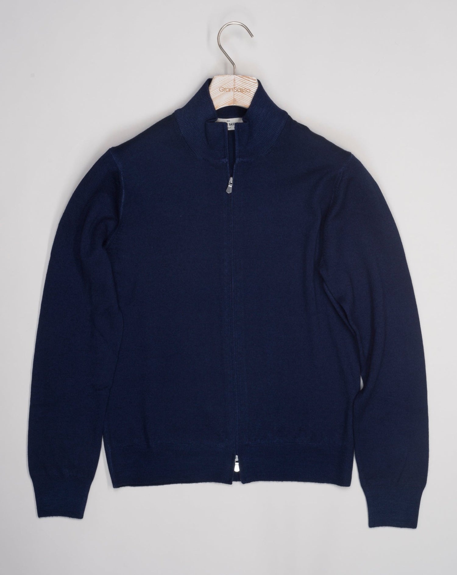 Article: 55144 / 22792 Model: Giubbino M/L Zip Composition: 100% Virgin wool Color: 905 / Navy Made in Italy Gran Sasso Vintage Merino Full-Zip Knit / Navy