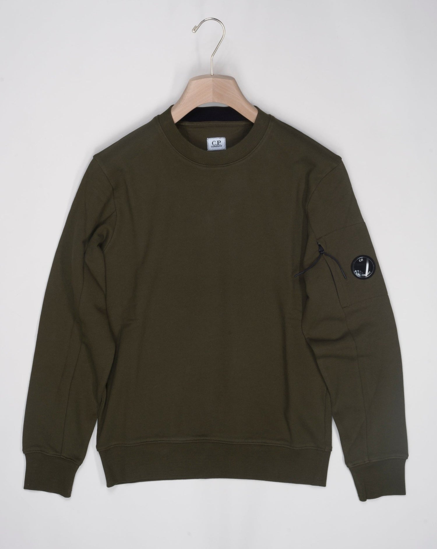 15CMSS022A 005086W Crew neck Loopback cotton 100% cotton Lens detailing on left arm zip pocket Ribbed cuffs and hem Art. 15CMSS022A 005086W Col. 683 Ivy green C.P. Company Diagonal Raised Fleece Lens Sweatshirt / Ivy Green