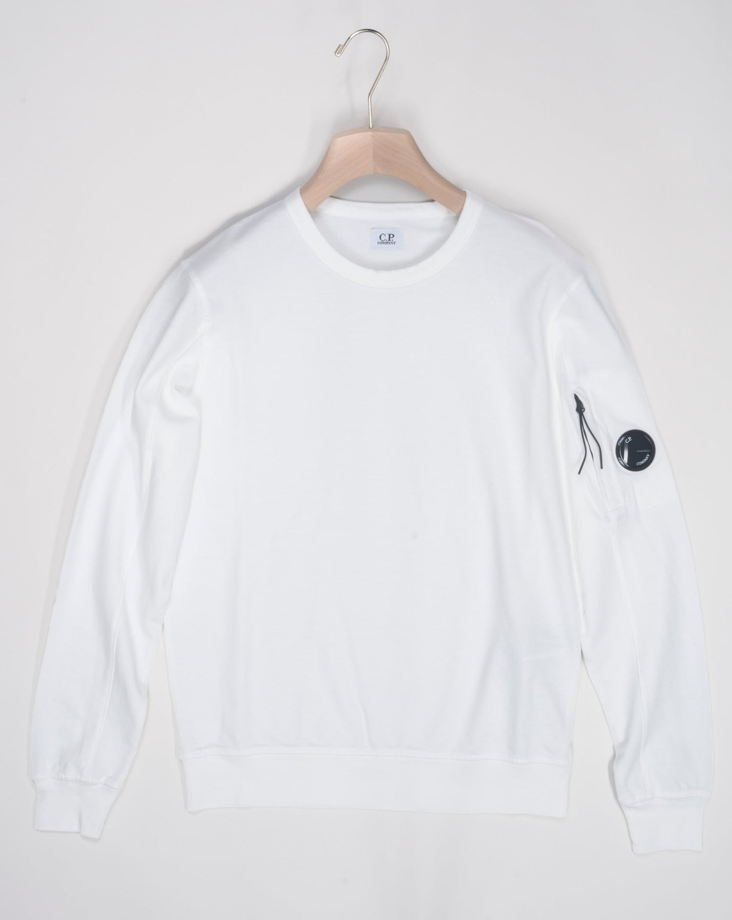 Art. 15CMSS082A 005086W 100% cotton Col. 103 / White Lens Detail on Left Sleeve Pocket Ribbed Cuffs and Hem C.P. Company Light Fleece Lens Sweatshirt / Gauze White