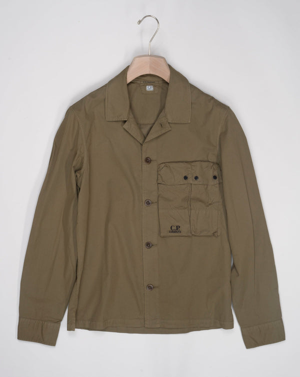 Art. 15CMSH162A 002824G Col 653 Olive 100% Cotton Classic collar Full button fastening Secure chest compartments Logo detail Garment dyed Emerized gabardine C.P. Company Gabardine Utility Overshirt / Olive