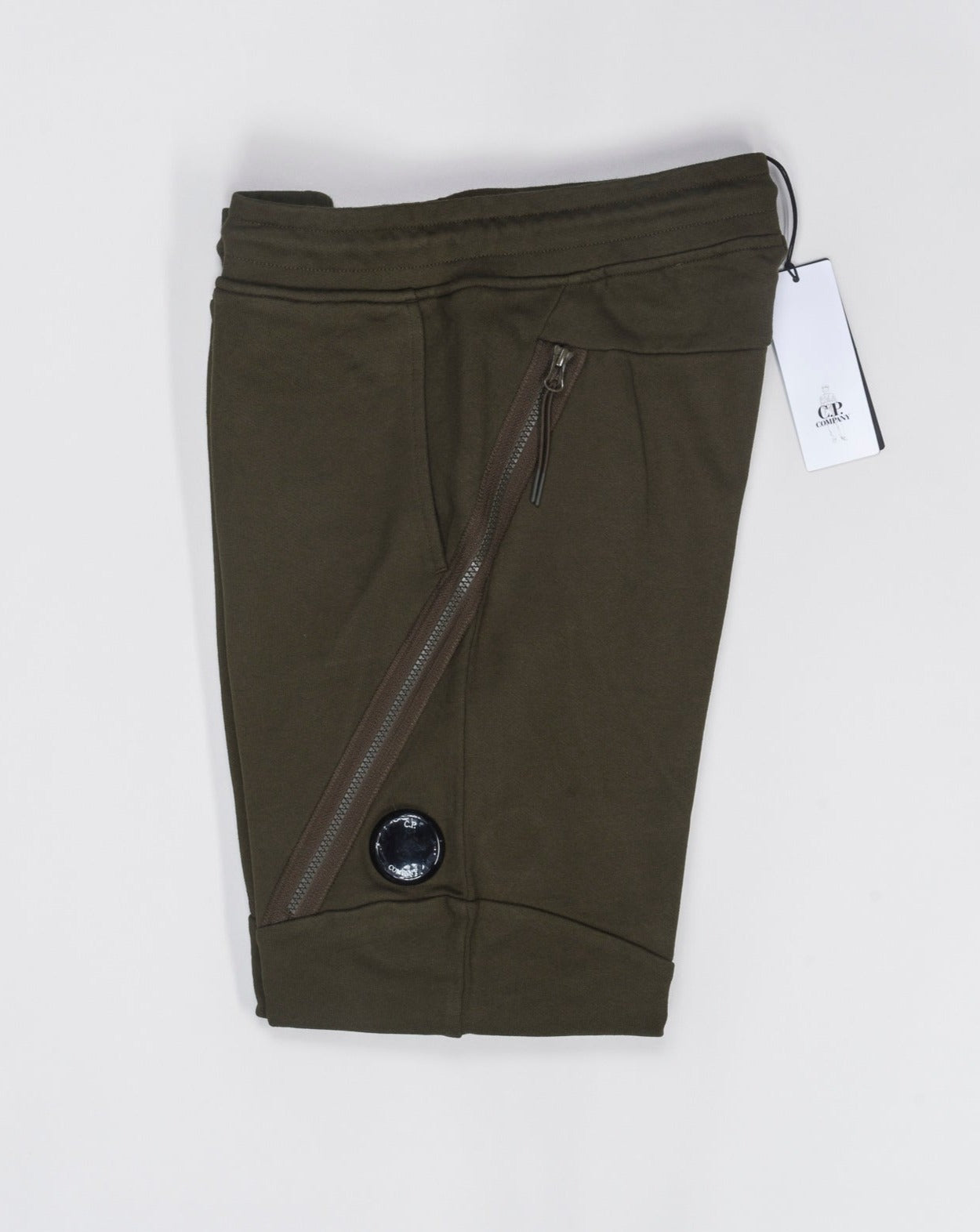 Art. 15CMSP084A 005086W Col 683 Green 100% Cotton Adjustable drawstring waistband Slanted hand pockets Zipped side pockets Ribbed leg opening Lens detail C.P. Company Diagonal Raised Fleece Zipped Track Pants / Ivy Green