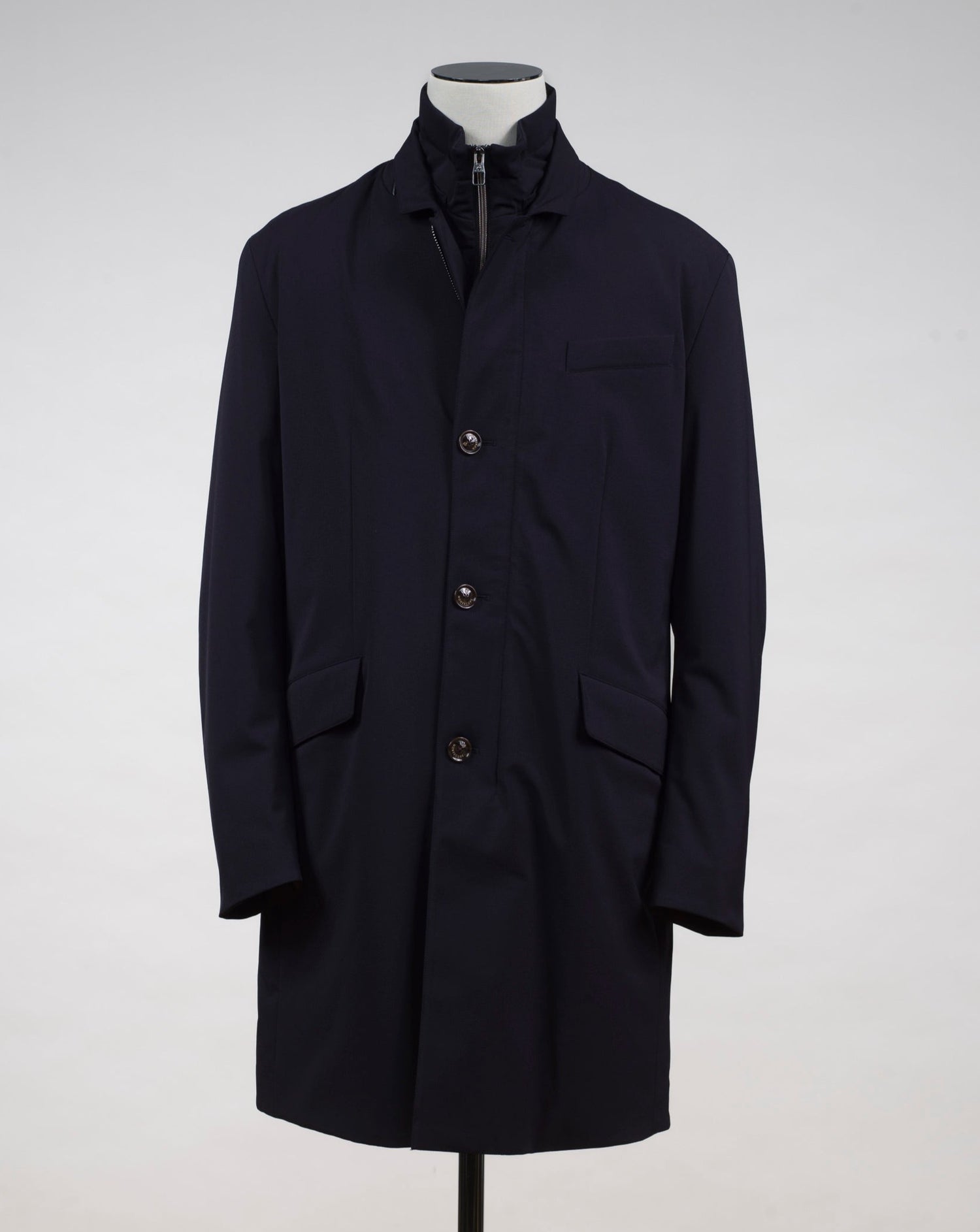Article: F05MUCX740 Color: Navy / 89 Stretch, Windproof and Water repellent Fabric Down insulated (Duck / 90% down, 10% feathers) Detachable and adjustable hood Detachable bib Outer fabric 91%pl, 9%pe Lining 100% pa (Nylon) Montecore Water Repellent Down Parka / Navy