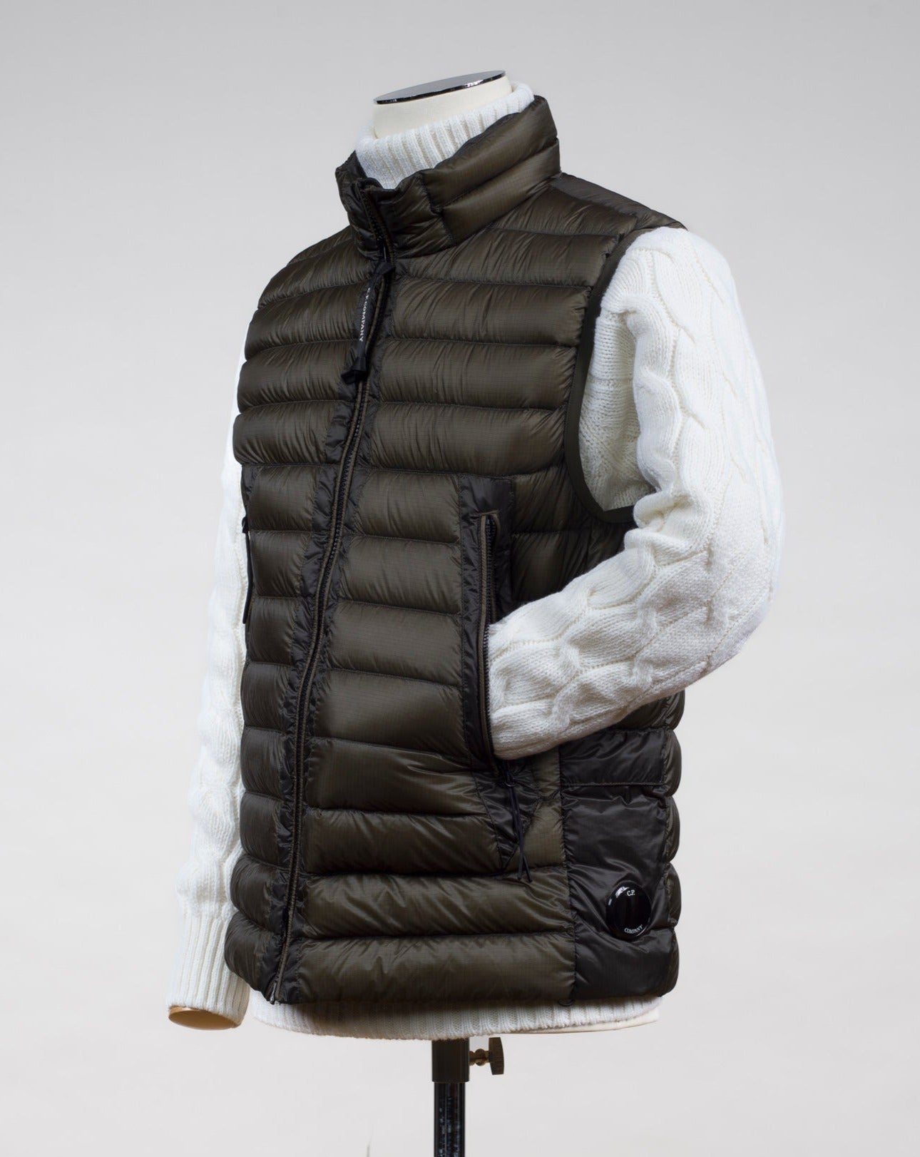 Down filled bodywarmer 95% down 5% feather Two zipped hand warming pockets in front Adjustable hem Two way zip in front 15CMOW0171A 006099A Col 670 D. Green / Olive Night C.P. Company DD Shell Down Vest / Olive Night