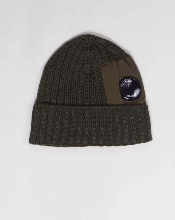 C.P. Lens detailing Zippered small pocket detailing Art. 15CMAC300A 005509A Ivy Green 683 C.P. Company Extra Fine Merino Wool Side Lens Beanie / Ivy Green