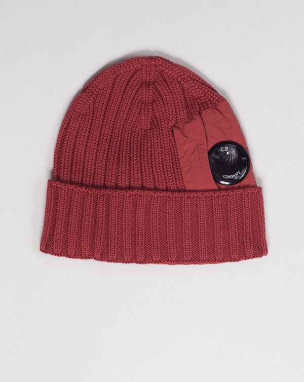 C.P. Lens detailing Zippered small pocket detailing Art. 15CMAC300A 005509A Col. 560 / Ketchup C.P. Company Extra Fine Merino Wool Side Lens Beanie / Ketchup