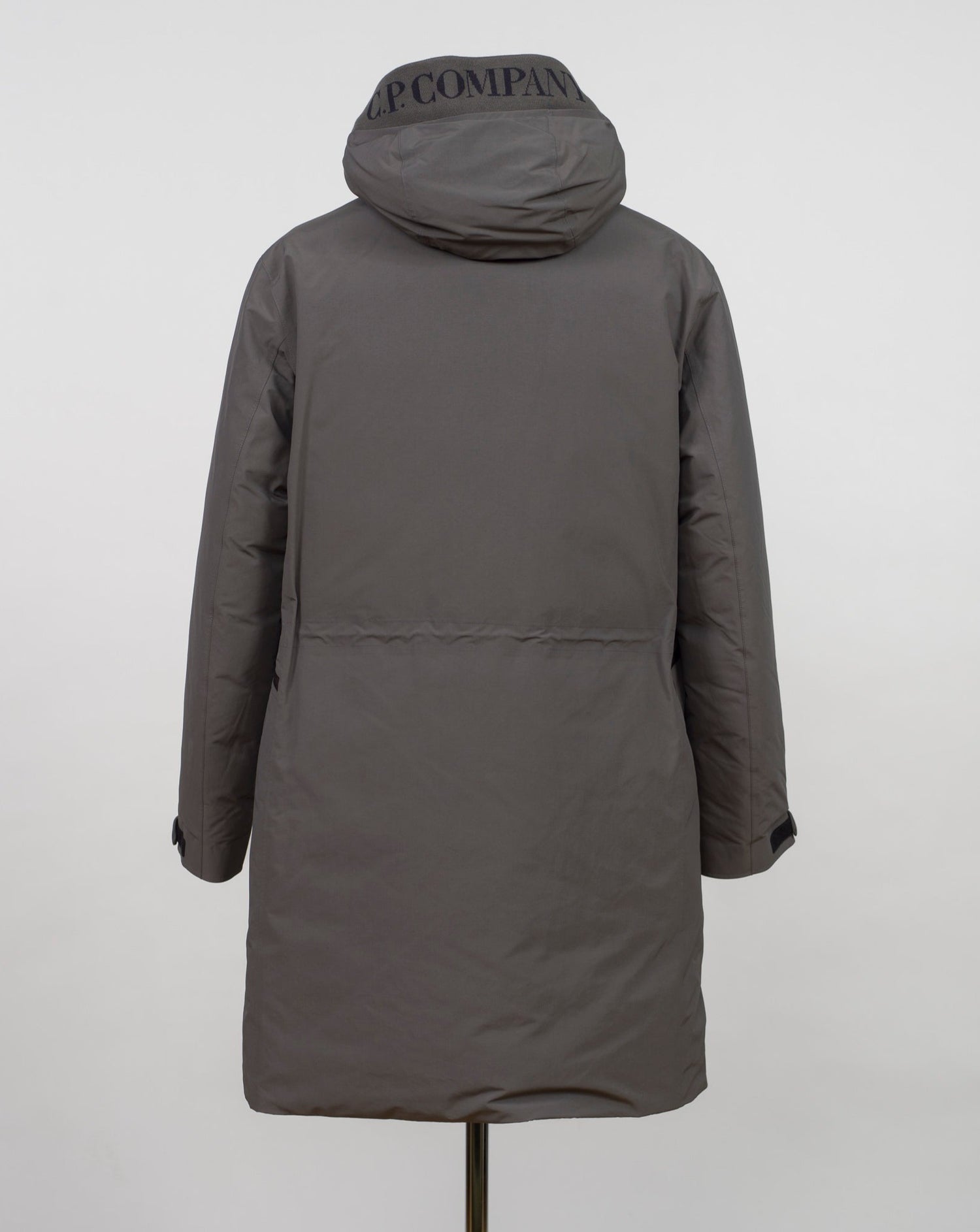 Article: 15CMOW255A 006355A Color: 670 / Olive Night External fabric: 100% Polyester Lining: 100% Polyamide / Nylon Padding (Feather): 90% White duck down, 10% Feather Adjustable hood with logo detail Hidden button and zip fastening Breathable armpit ventilation Taped shoulder seams Storm flap Internal pocket Angular hand pockets Adjustable waist and cuffs Logo detail