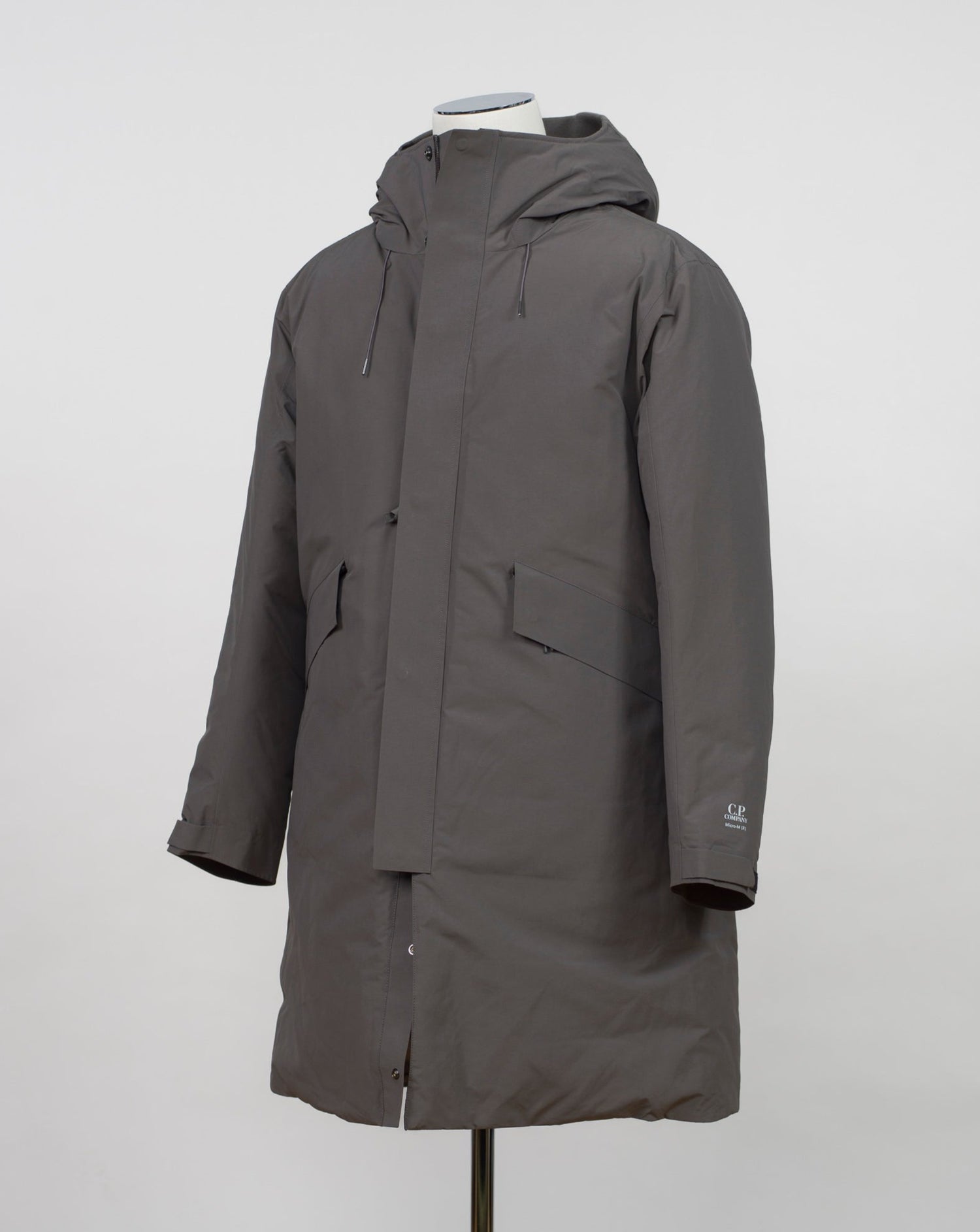 Article: 15CMOW255A 006355A Color: 670 / Olive Night External fabric: 100% Polyester Lining: 100% Polyamide / Nylon Padding (Feather): 90% White duck down, 10% Feather Adjustable hood with logo detail Hidden button and zip fastening Breathable armpit ventilation Taped shoulder seams Storm flap Internal pocket Angular hand pockets Adjustable waist and cuffs Logo detail