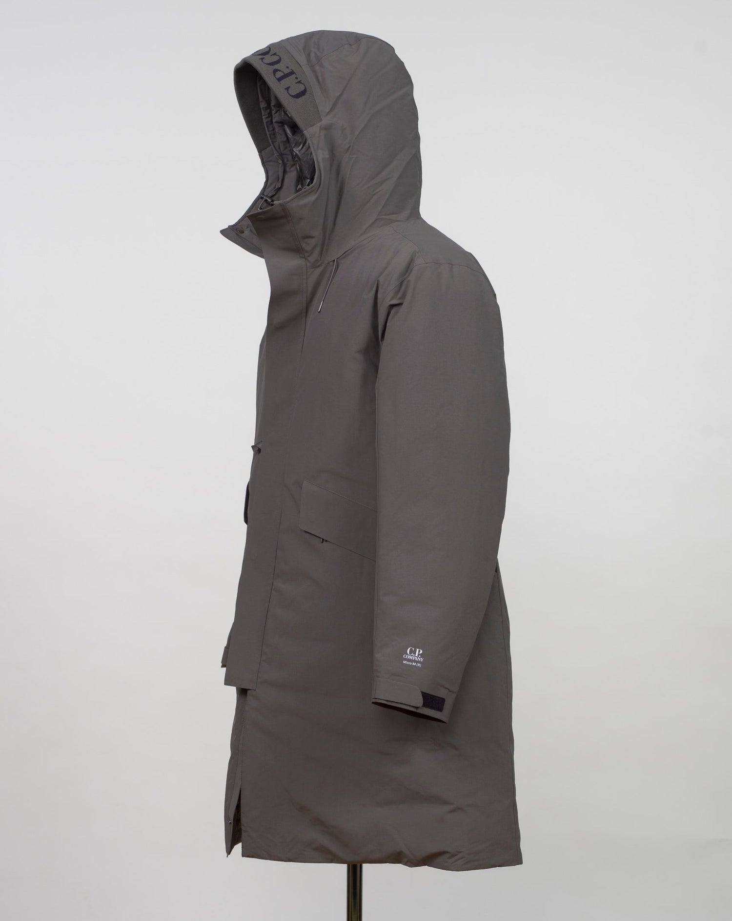 Article: 15CMOW255A 006355A Color: 670 / Olive Night External fabric: 100% Polyester Lining: 100% Polyamide / Nylon Padding (Feather): 90% White duck down, 10% Feather Adjustable hood with logo detail Hidden button and zip fastening Breathable armpit ventilation Taped shoulder seams Storm flap Internal pocket Angular hand pockets Adjustable waist and cuffs Logo detail