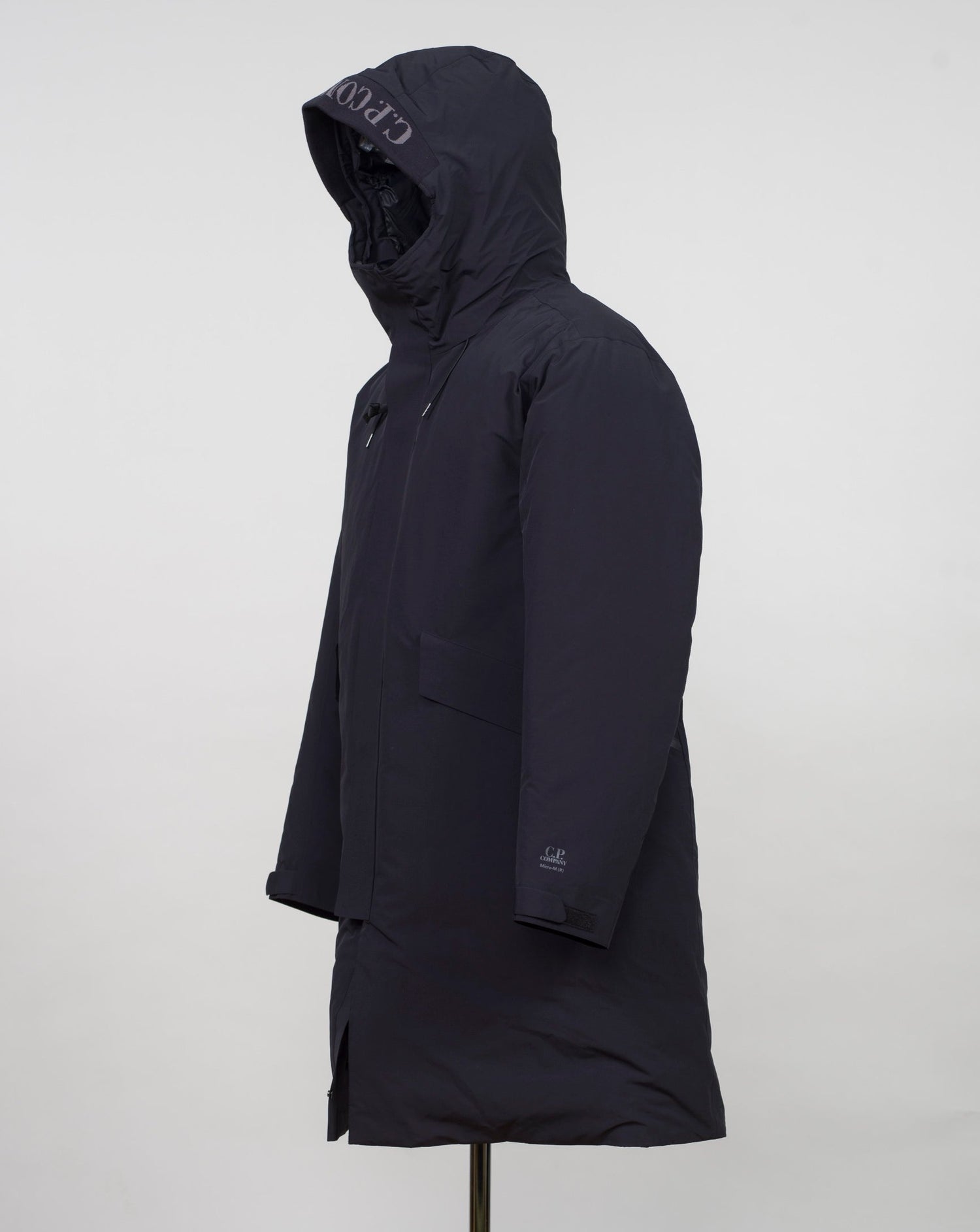 Article: 15CMOW255A 006355A Color: 999 / Black External fabric: 100% Polyester Lining: 100% Polyamide / Nylon Padding (Feather): 90% White duck down, 10% Feather Adjustable hood with logo detail Hidden button and zip fastening Breathable armpit ventilation Taped shoulder seams Storm flap Internal pocket Angular hand pockets Adjustable waist and cuffs Printed logo detail on left sleeve