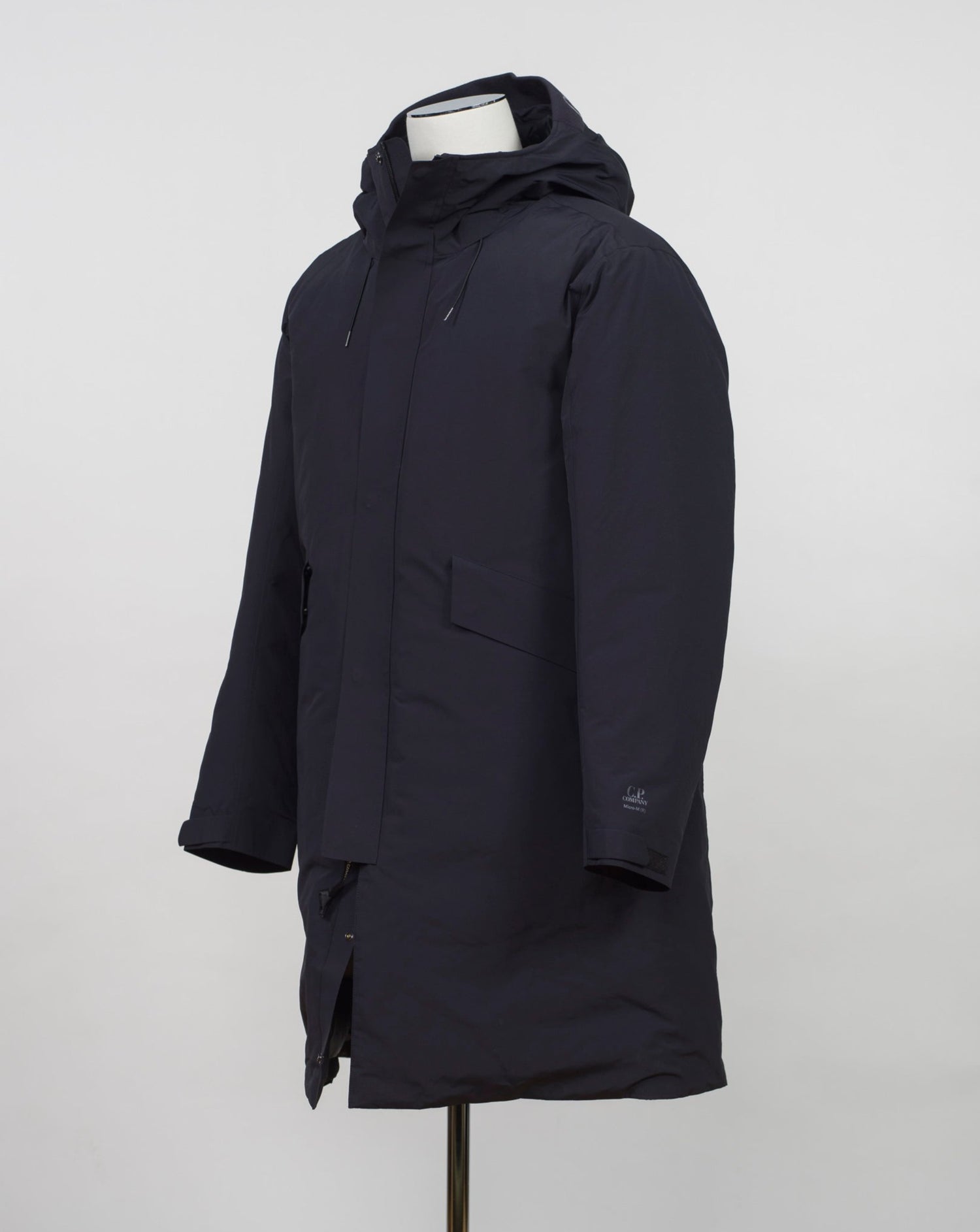 Article: 15CMOW255A 006355A Color: 999 / Black External fabric: 100% Polyester Lining: 100% Polyamide / Nylon Padding (Feather): 90% White duck down, 10% Feather Adjustable hood with logo detail Hidden button and zip fastening Breathable armpit ventilation Taped shoulder seams Storm flap Internal pocket Angular hand pockets Adjustable waist and cuffs Printed logo detail on left sleeve
