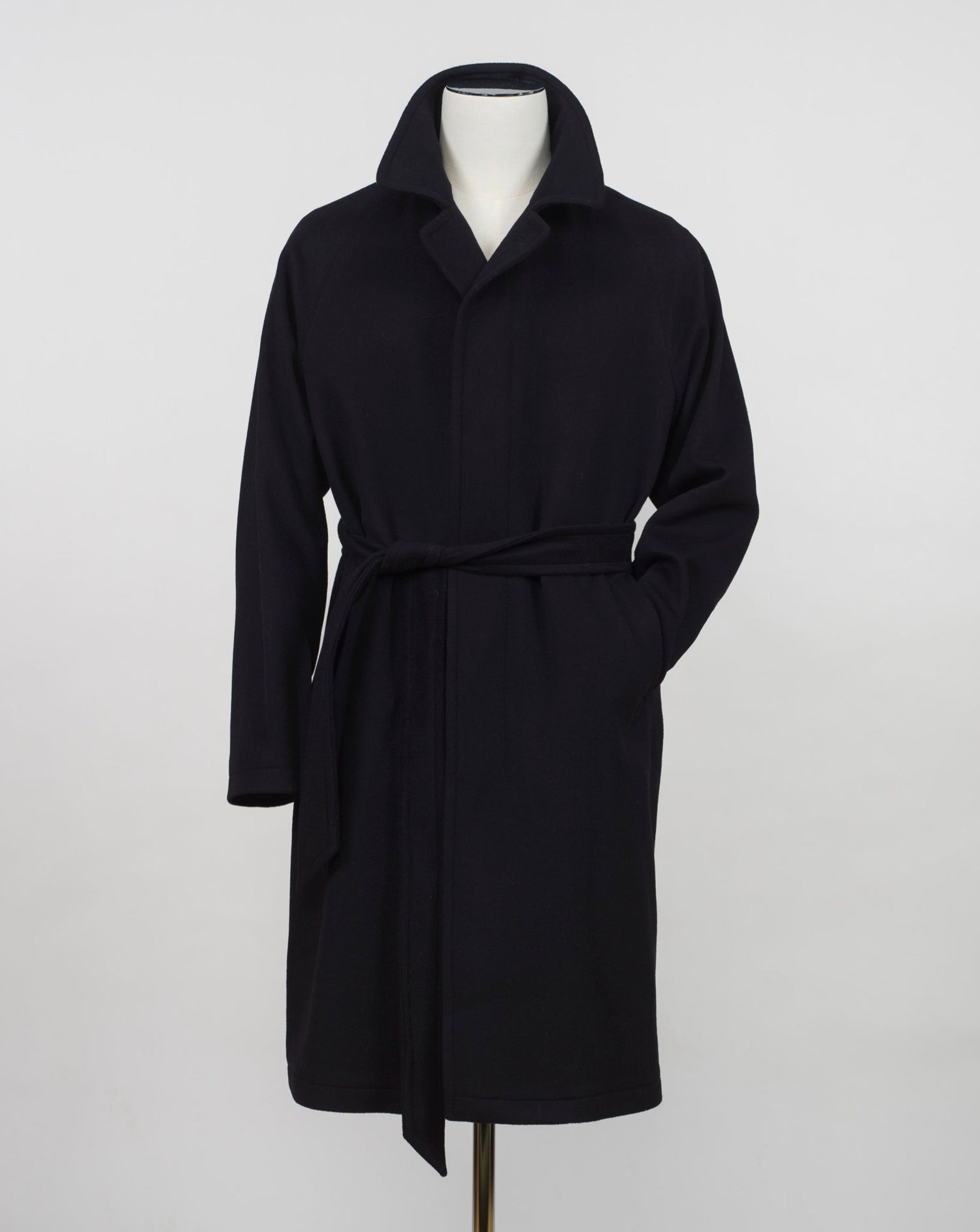 Model: Salomon/S ST Color: N5051 / Black Composition: 90% Virgin wool 10% Cashmere Made in Martina Franca, Italy Tagliatore Wool & Cashmere Raglan Overcoat / Black