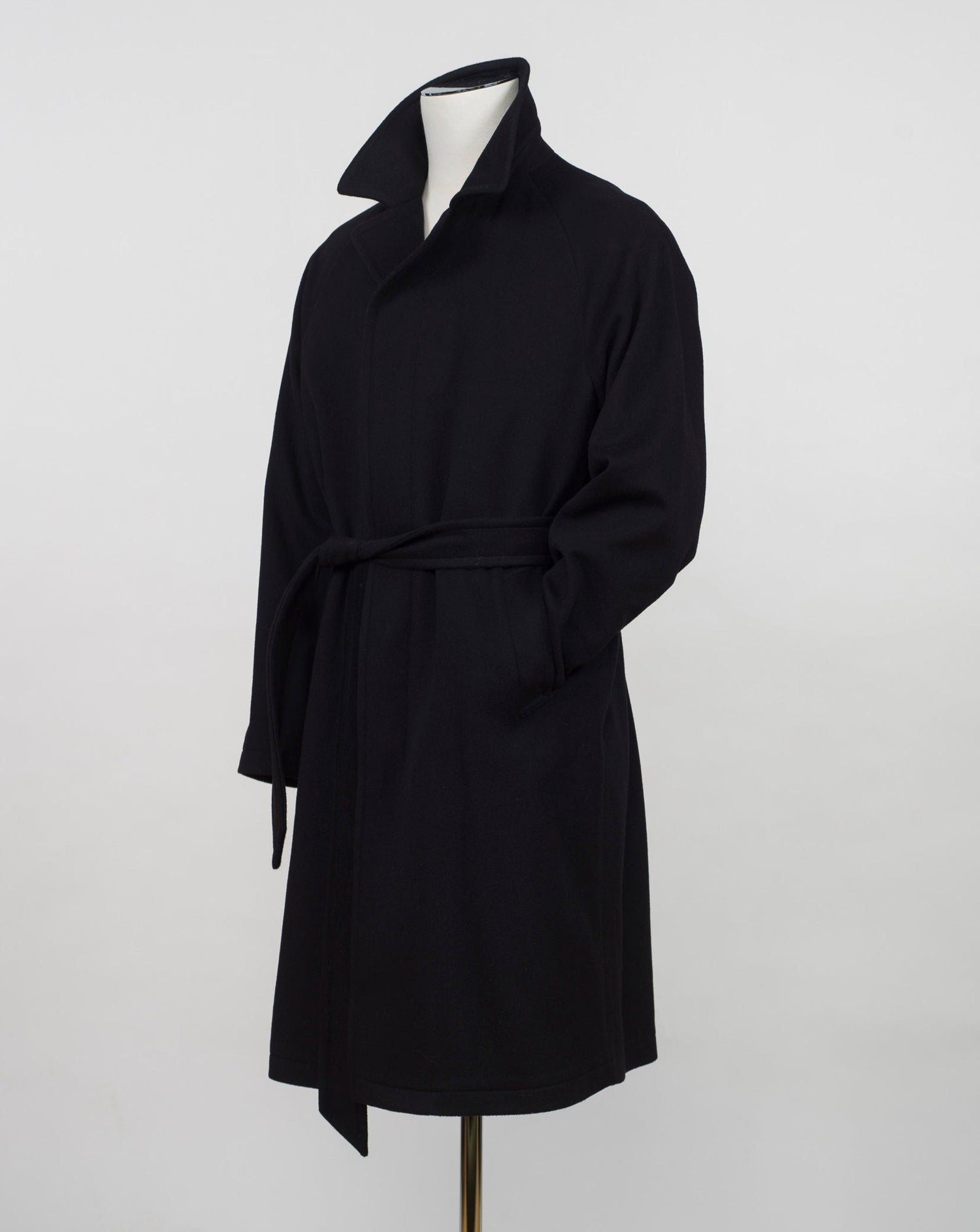 Model: Salomon/S ST Color: N5051 / Black Composition: 90% Virgin wool 10% Cashmere Made in Martina Franca, Italy Tagliatore Wool & Cashmere Raglan Overcoat / Black
