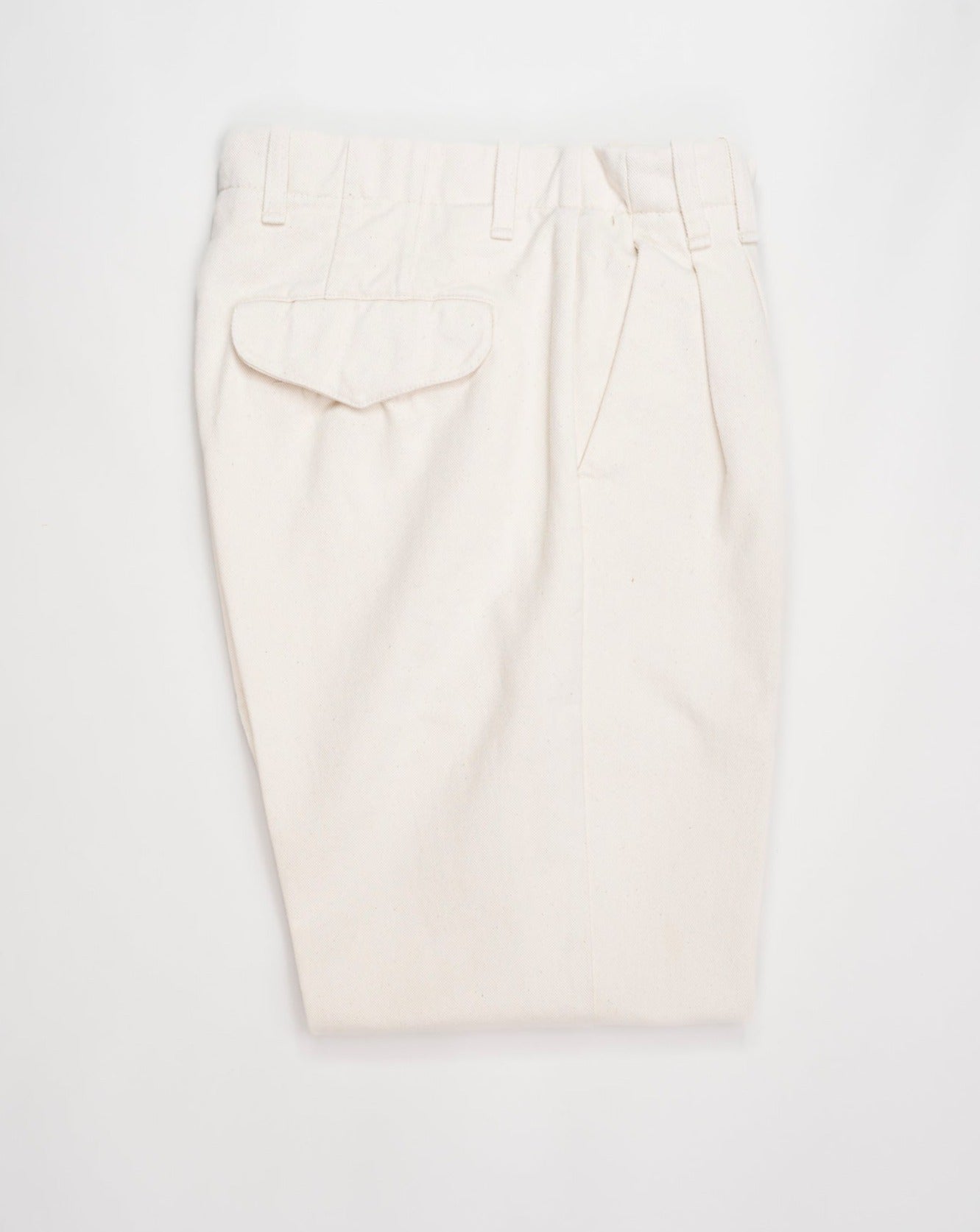 Article: 23WM42L Color: 04 / Natural White Composition: 100% Cotton Carrot fit Pleated front Delivered with a Myths cotton tote bag Made in Italy