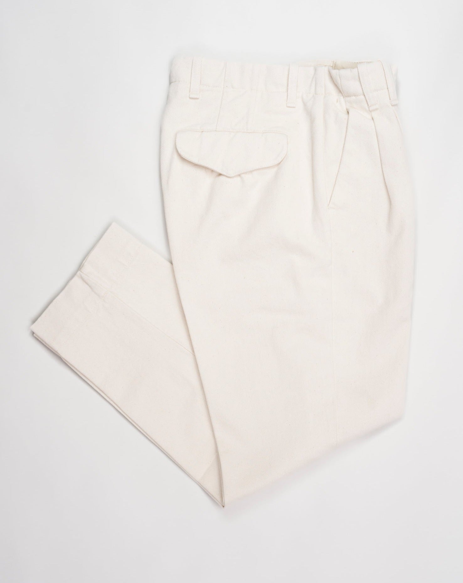 Article: 23WM42L Color: 04 / Natural White Composition: 100% Cotton Carrot fit Pleated front Delivered with a Myths cotton tote bag Made in Italy