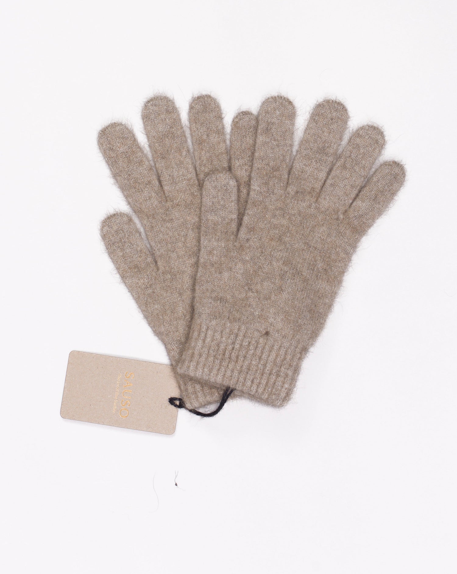 Possum fur has very fine, hollow fibers, similar to polar bear. It is very warm, light weight and durable. Combined with merino wool and silk it makes a outstanding material for knitwear. Possum fibre for Sauso -products is sourced from New Zealand where possums are a pest doing harm to forests and birds. Mod. Onni Col. Oyster / Beige Material: 40% possum, 53% merino wool, 7% silk