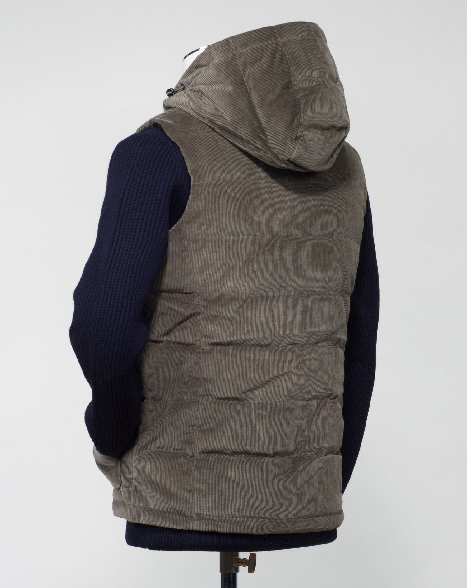 Fixed, adjustable hood Stenströms Corduroy Down Vest / Olive Two way zip in front 2 flapped pockets with snap fasteners in front 2 hand warming pocket 2 inside pockets Adjustable hem Article: 4300251995 Color: Olive / 370 Main fabric 98% cotton 2% spandex Filling 90% down 10% feather