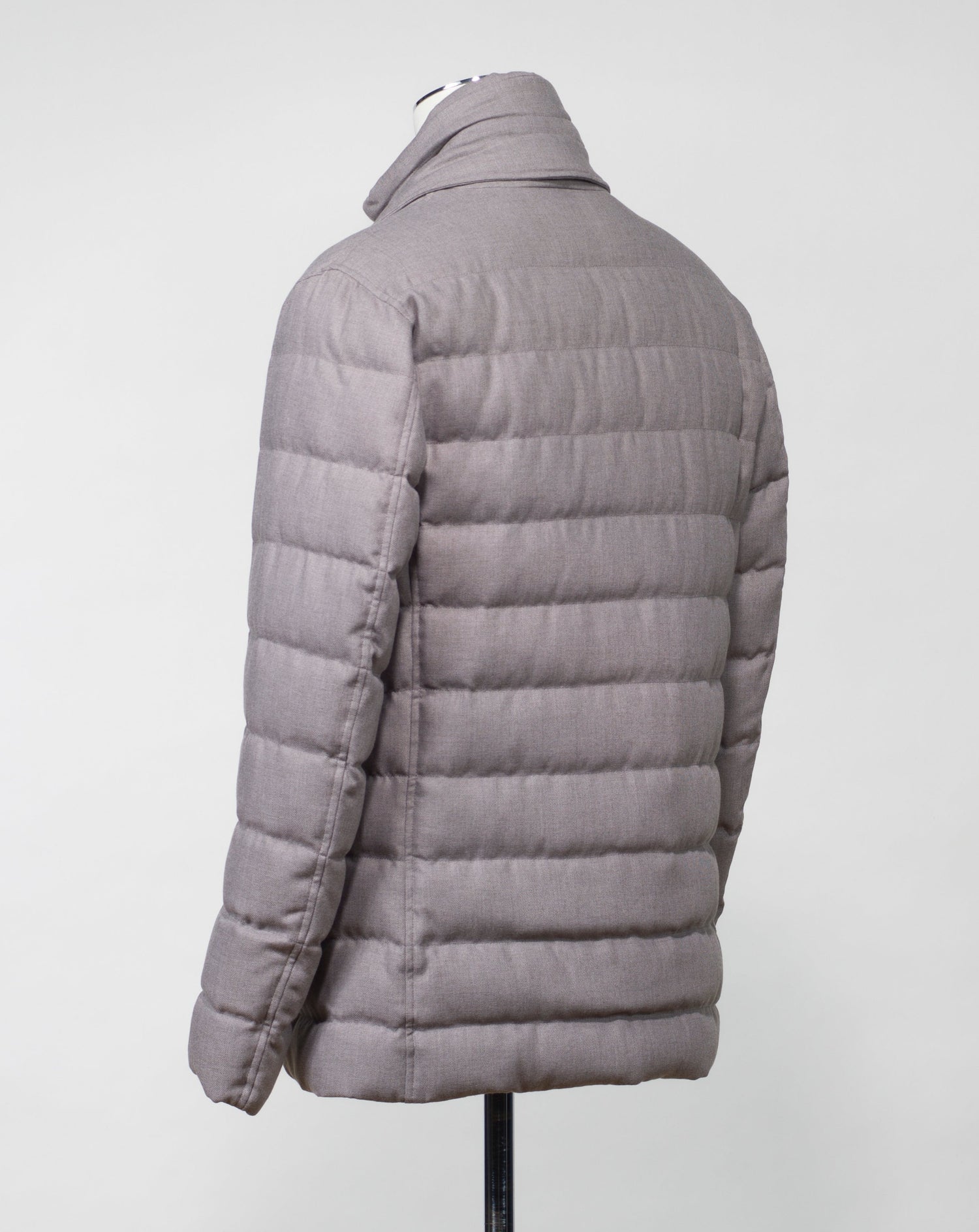 Main fabric 30% wool 70% viscose Filling 80% Down 20% Waterfowl Feathers 2 flapped pockets with snap fasteners in front Detachable bib / wind braker No vents Article: PI000910U - 33278 8600 Color: 8600 Fango / medium beige Herno Norfolk Down Blazer / Fango